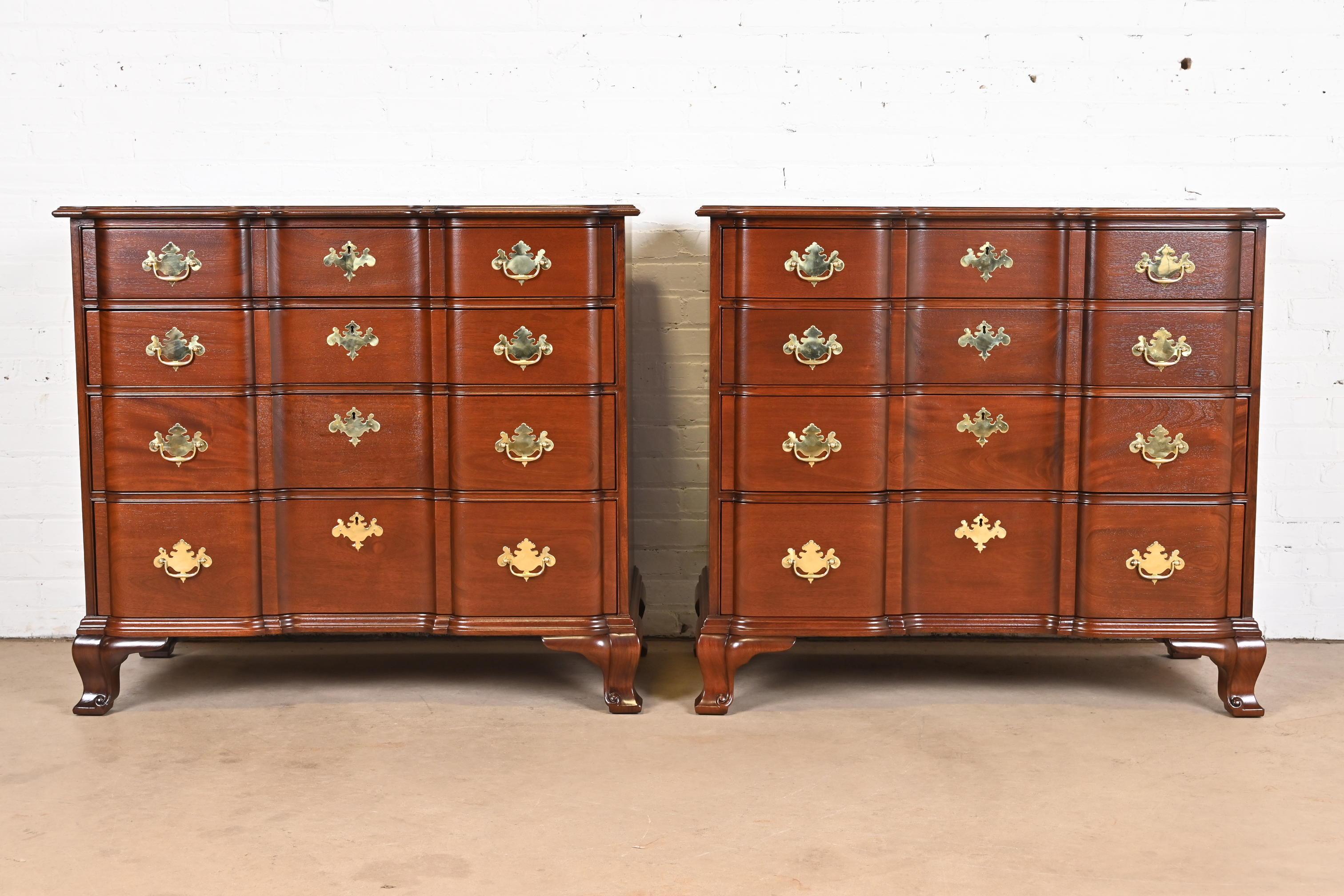 Magnifique paire de commodes, commodes à tiroirs ou commodes à quatre tiroirs de style géorgien ou Chippendale.

Par Kindel Furniture

USA, Circa 1980

Magnifique acajou sculpté, avec quincaillerie en laiton d'origine.

Chacune mesure : 42 