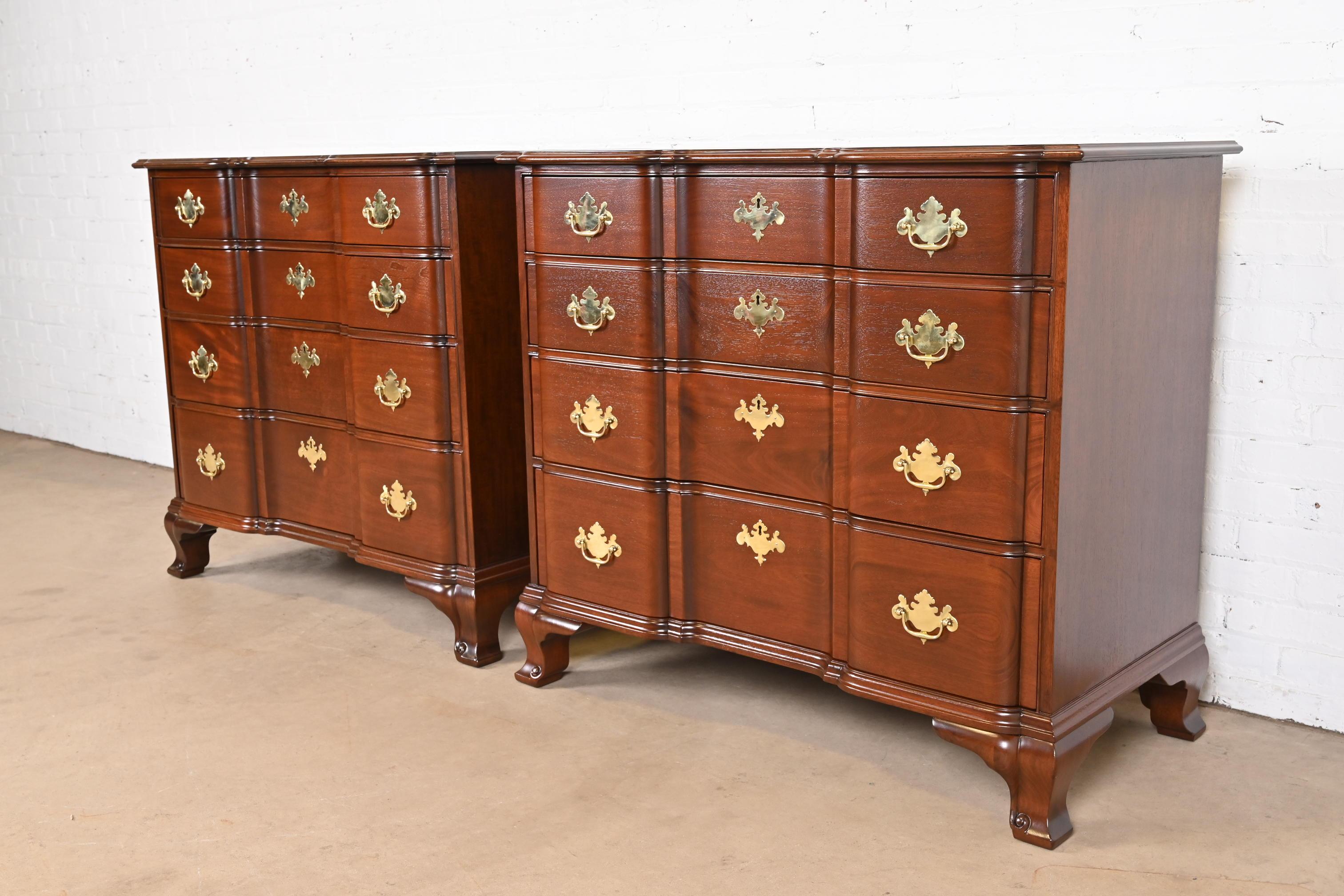 Georgien Kindel Furniture Paire de commodes en acajou sculpté de style géorgien à façade en bloc en vente