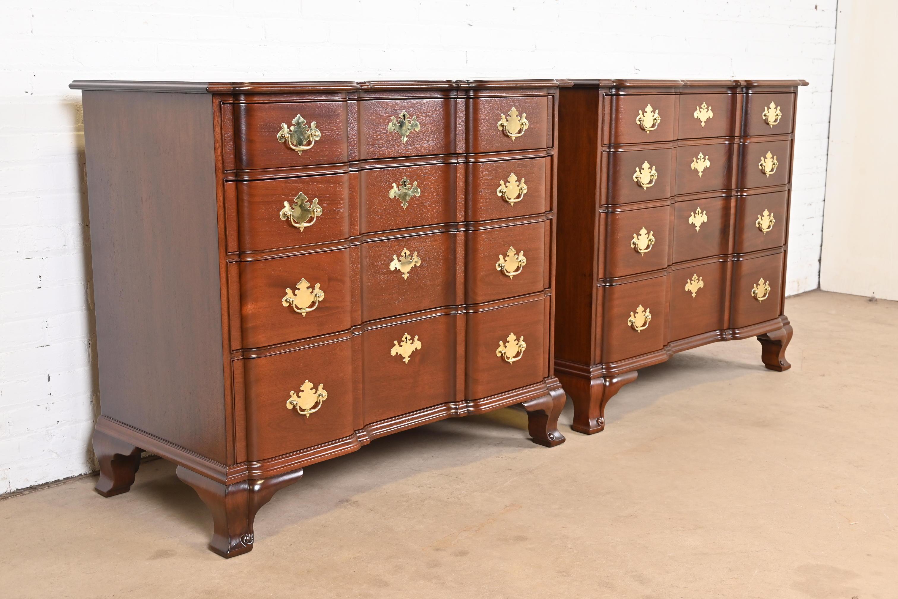 Américain Kindel Furniture Paire de commodes en acajou sculpté de style géorgien à façade en bloc en vente