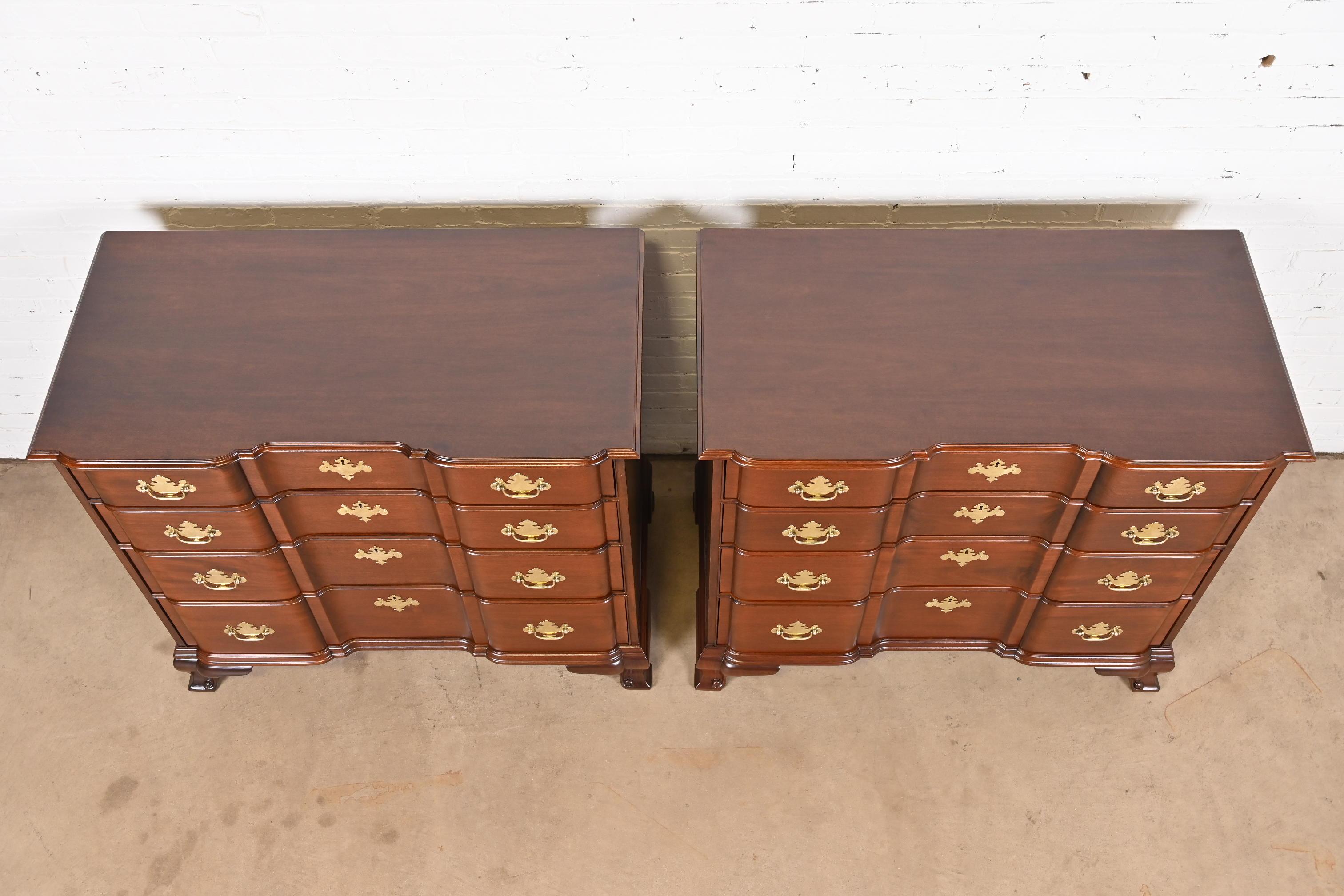 Kindel Furniture Paire de commodes en acajou sculpté de style géorgien à façade en bloc Bon état - En vente à South Bend, IN