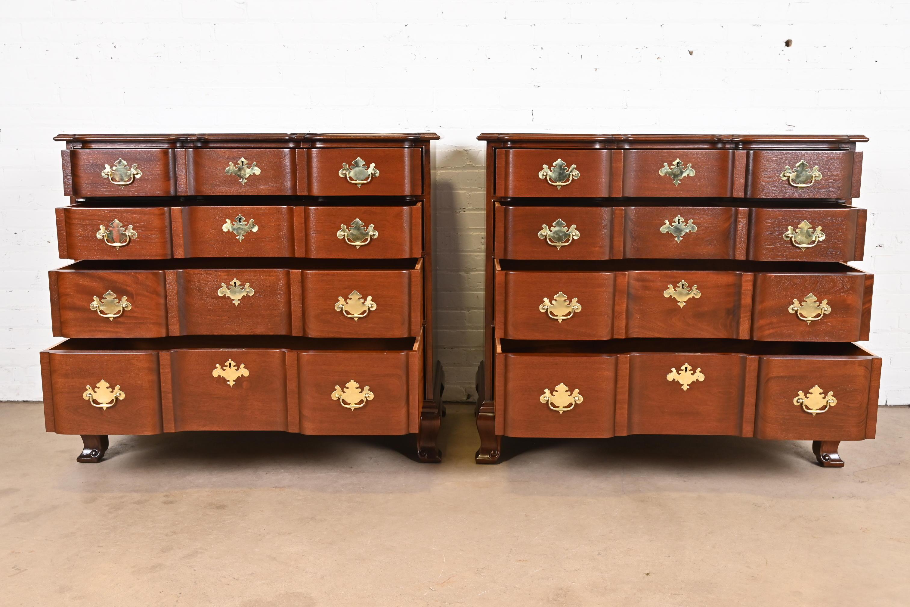 Fin du 20e siècle Kindel Furniture Paire de commodes en acajou sculpté de style géorgien à façade en bloc en vente