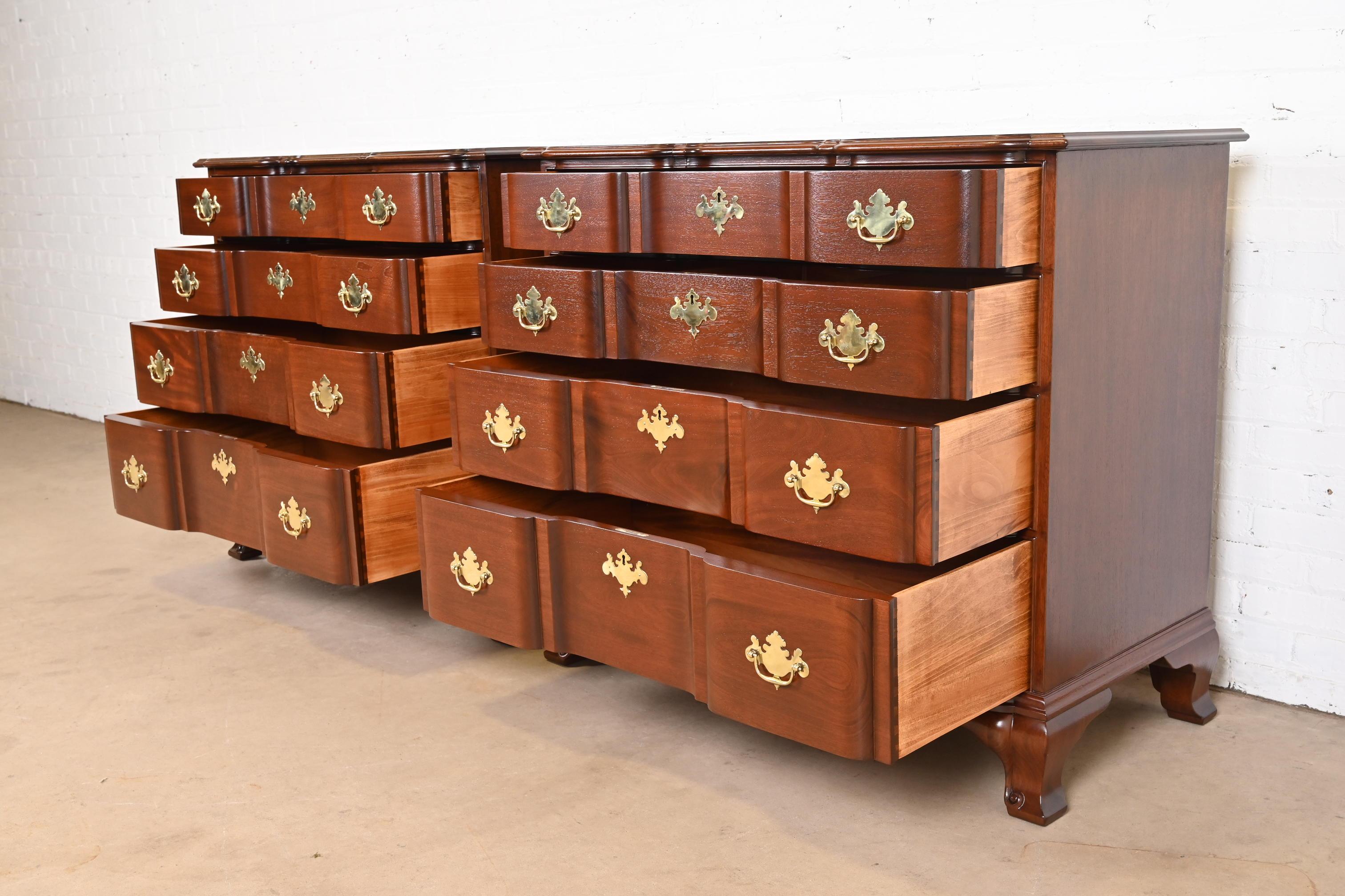 Laiton Kindel Furniture Paire de commodes en acajou sculpté de style géorgien à façade en bloc en vente