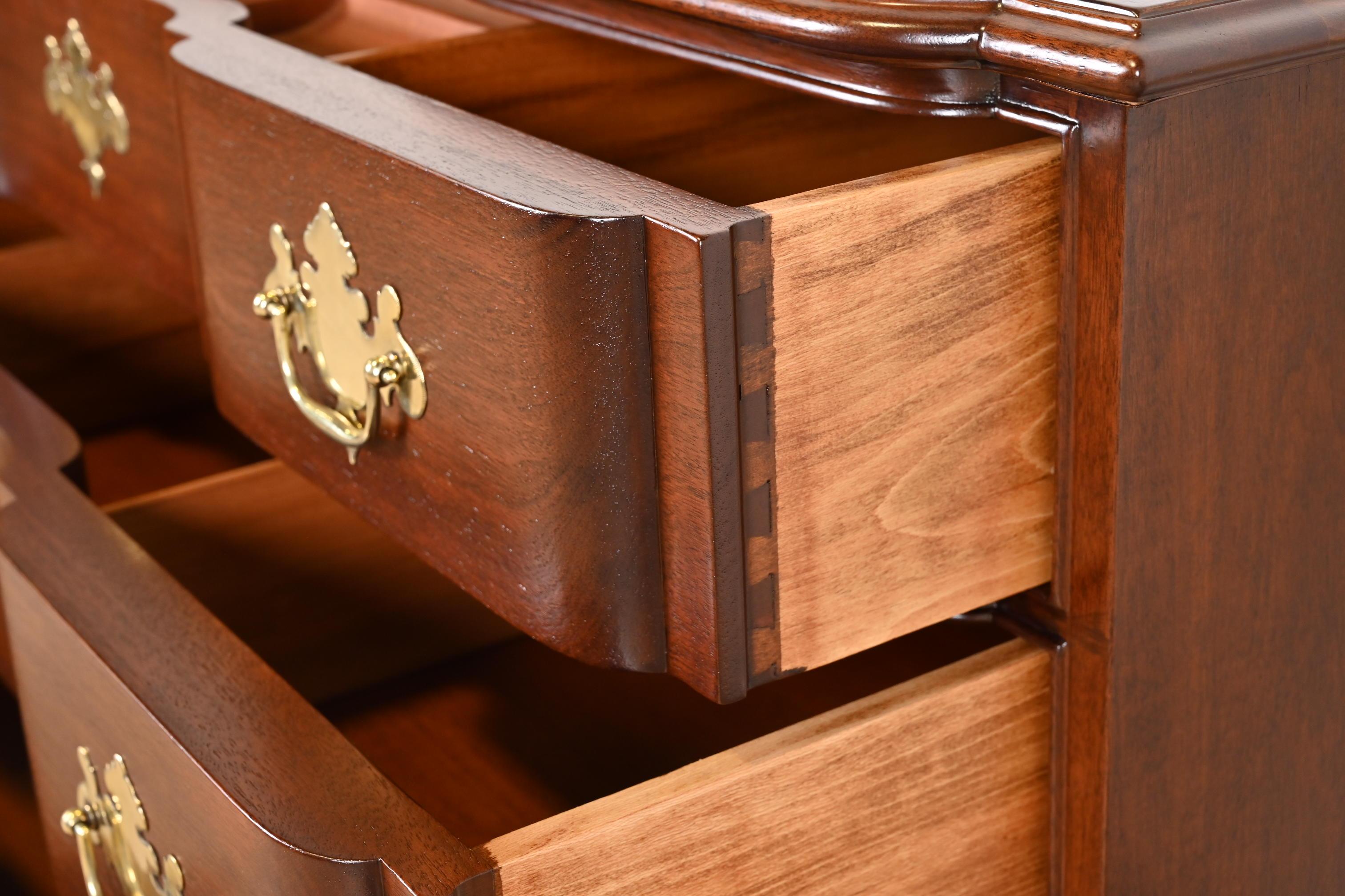 Kindel Furniture Paire de commodes en acajou sculpté de style géorgien à façade en bloc en vente 1