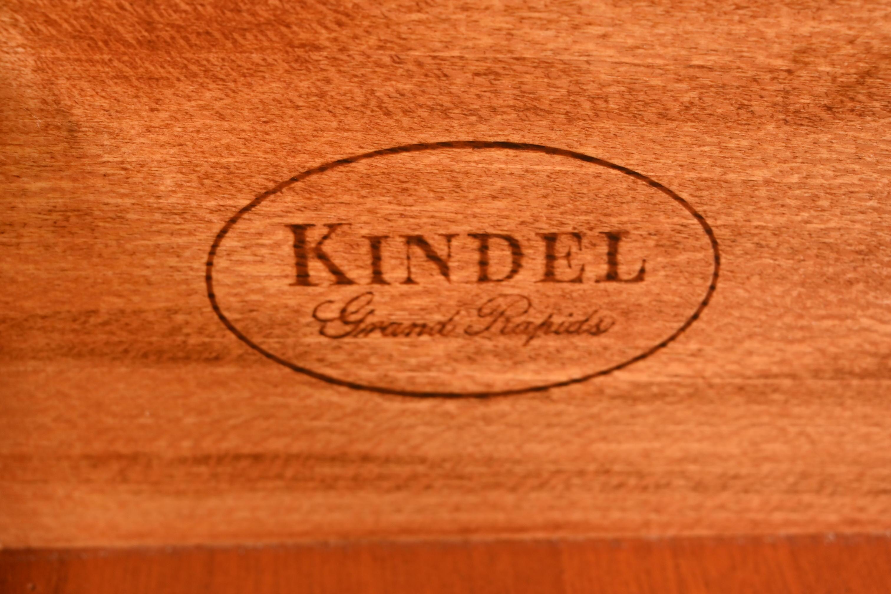 Kindel Furniture Paire de commodes en acajou sculpté de style géorgien à façade en bloc en vente 2