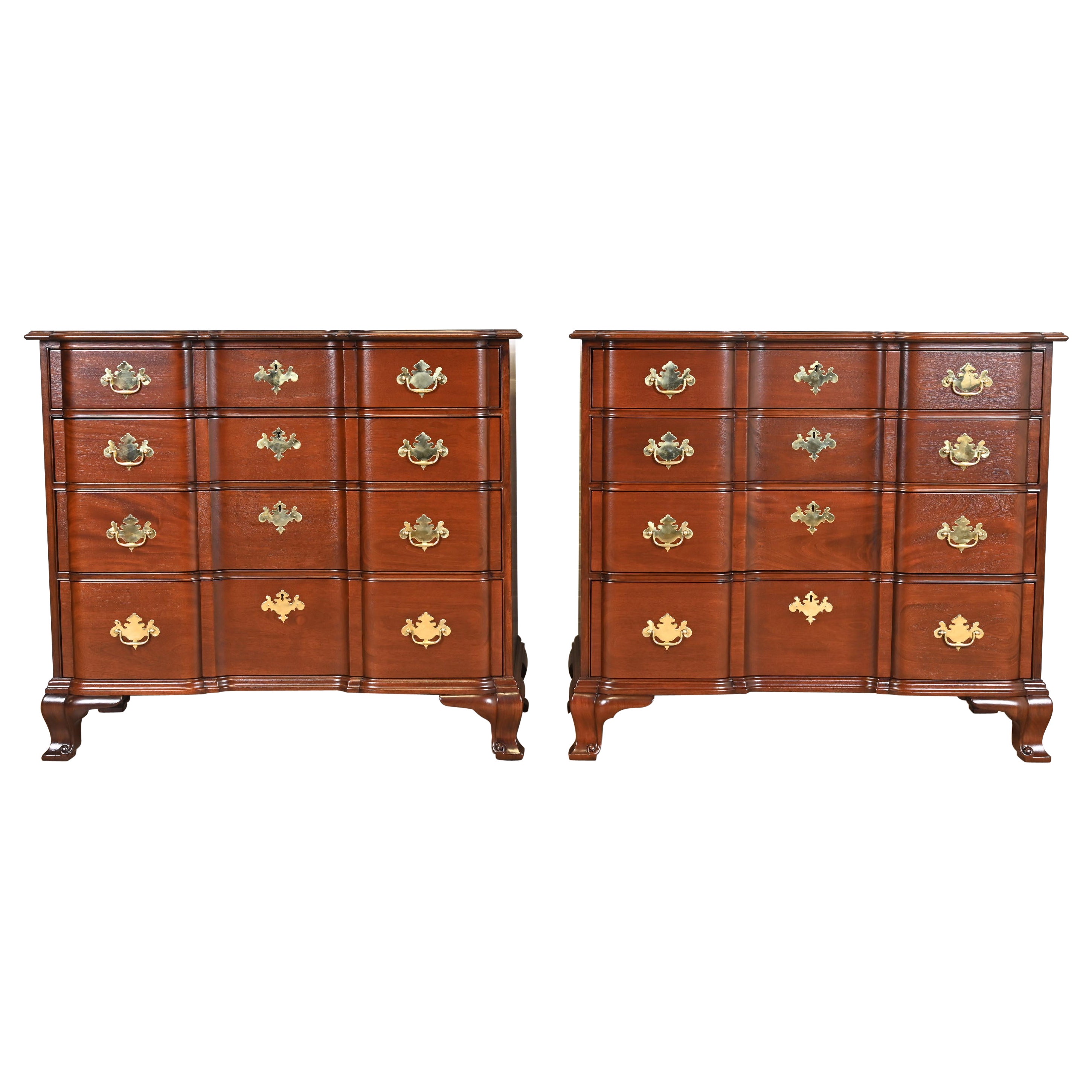 Kindel Furniture Paire de commodes en acajou sculpté de style géorgien à façade en bloc