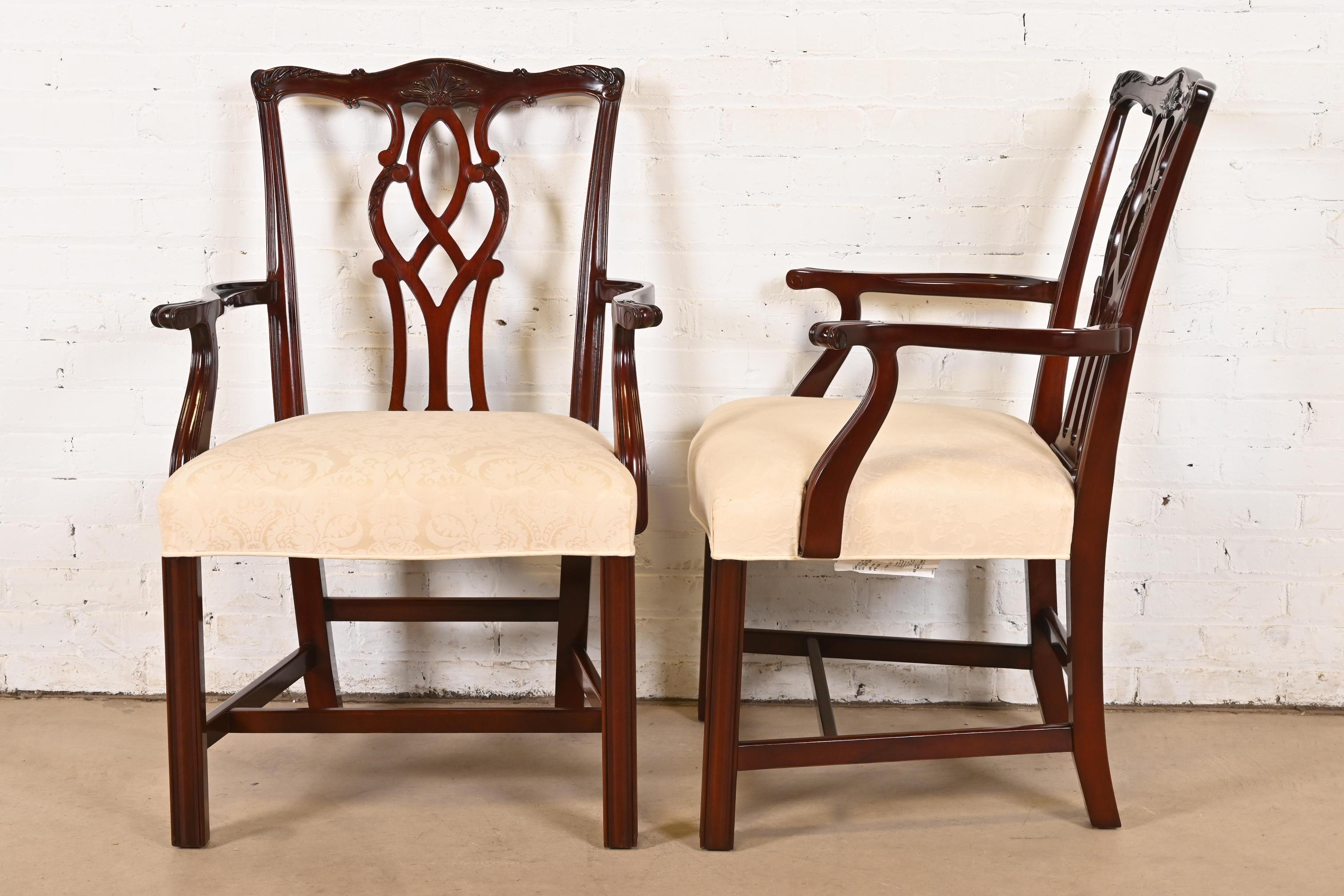 Kindel Furniture ensemble de huit chaises de salle à manger géorgiennes en acajou sculpté en vente 3
