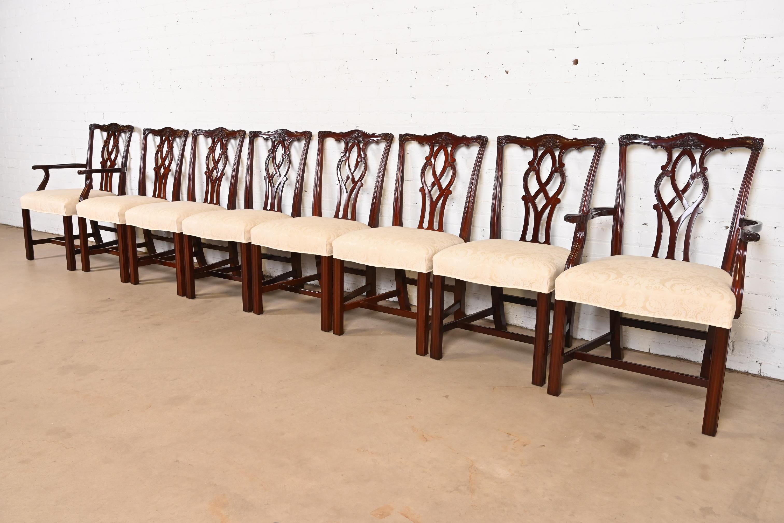 Magnifique ensemble de huit chaises de salle à manger de style géorgien ou Chippendale

Par Kindel Furniture

USA, Circa 1980

Piétements en acajou massif sculpté, sièges garnis de damas ivoire.

Mesures :
Chaises d'appoint - 20,5 
