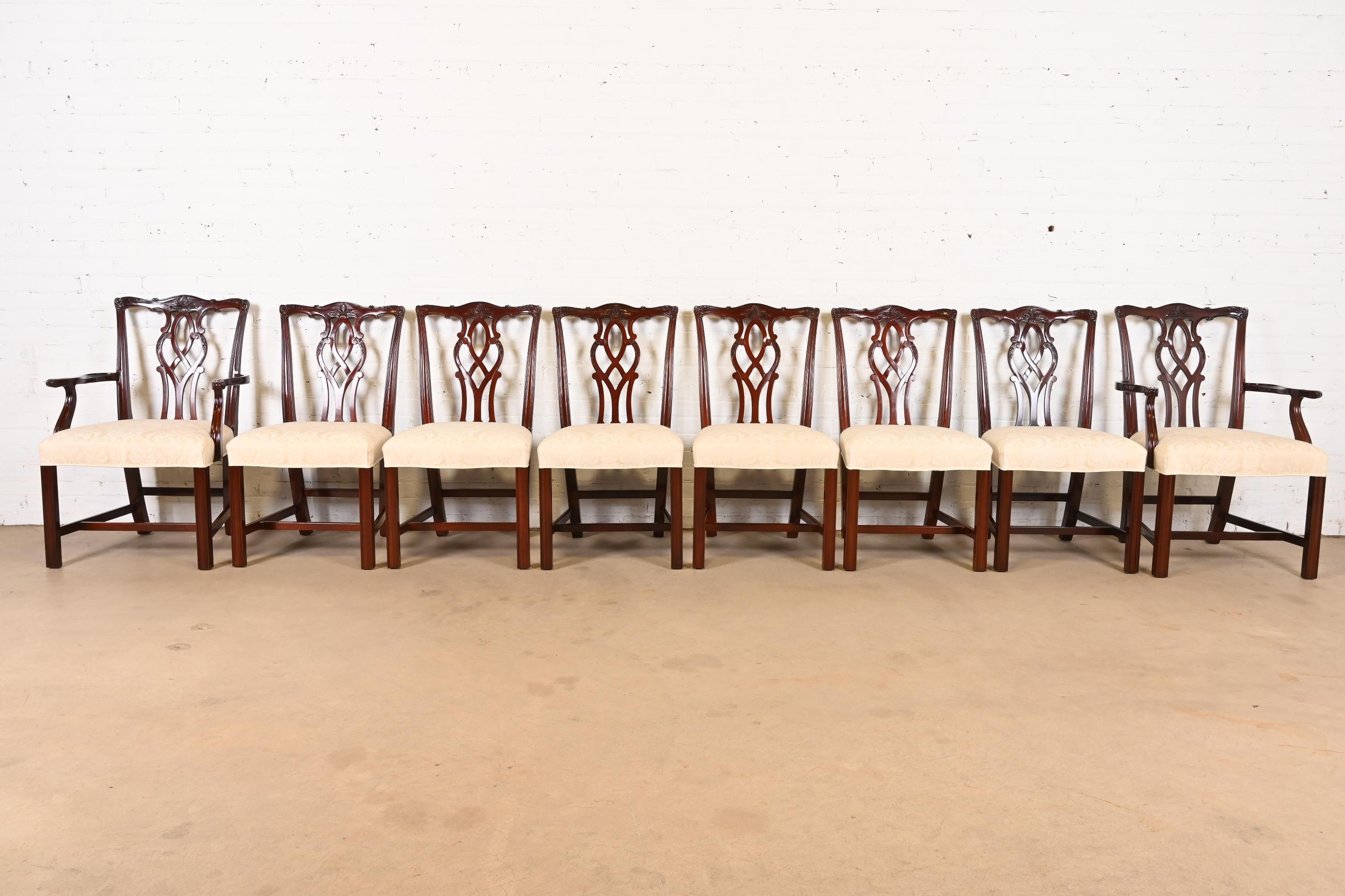 Georgien Kindel Furniture ensemble de huit chaises de salle à manger géorgiennes en acajou sculpté en vente