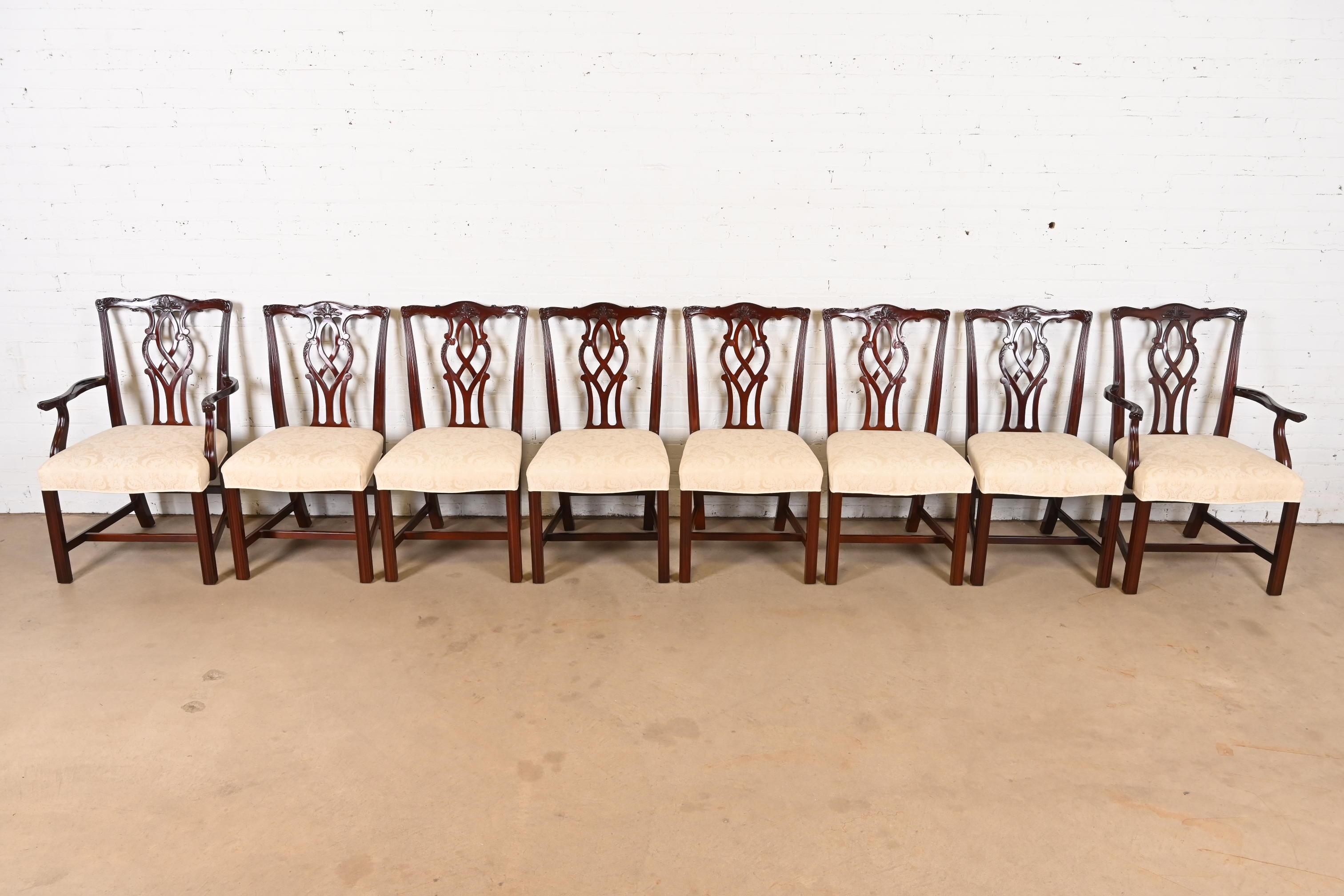 Américain Kindel Furniture ensemble de huit chaises de salle à manger géorgiennes en acajou sculpté en vente