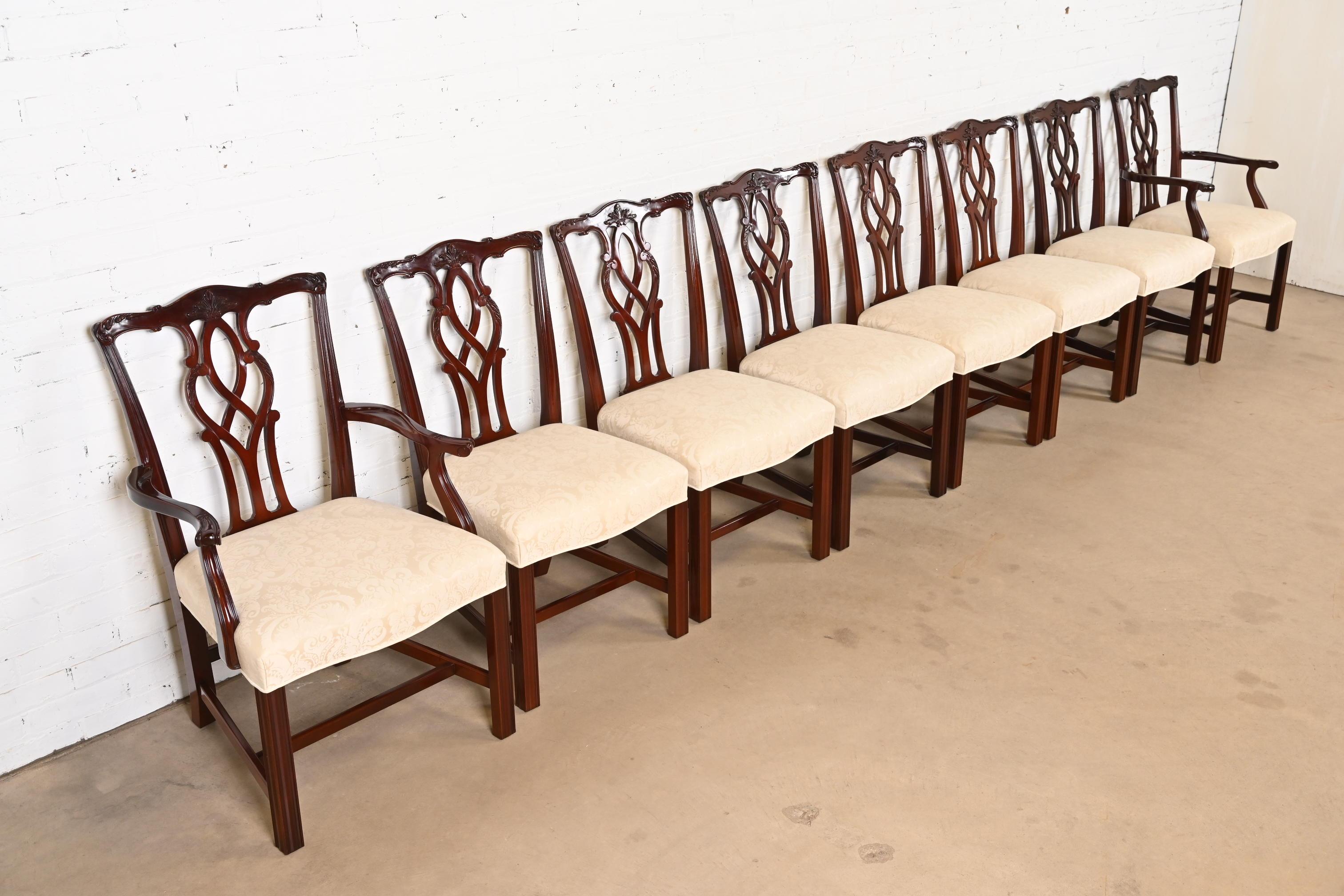 Kindel Furniture ensemble de huit chaises de salle à manger géorgiennes en acajou sculpté Bon état - En vente à South Bend, IN