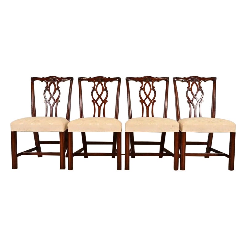 Kindel Furniture Georgianische geschnitzte Mahagoni-Esszimmerstühle, Satz von vier