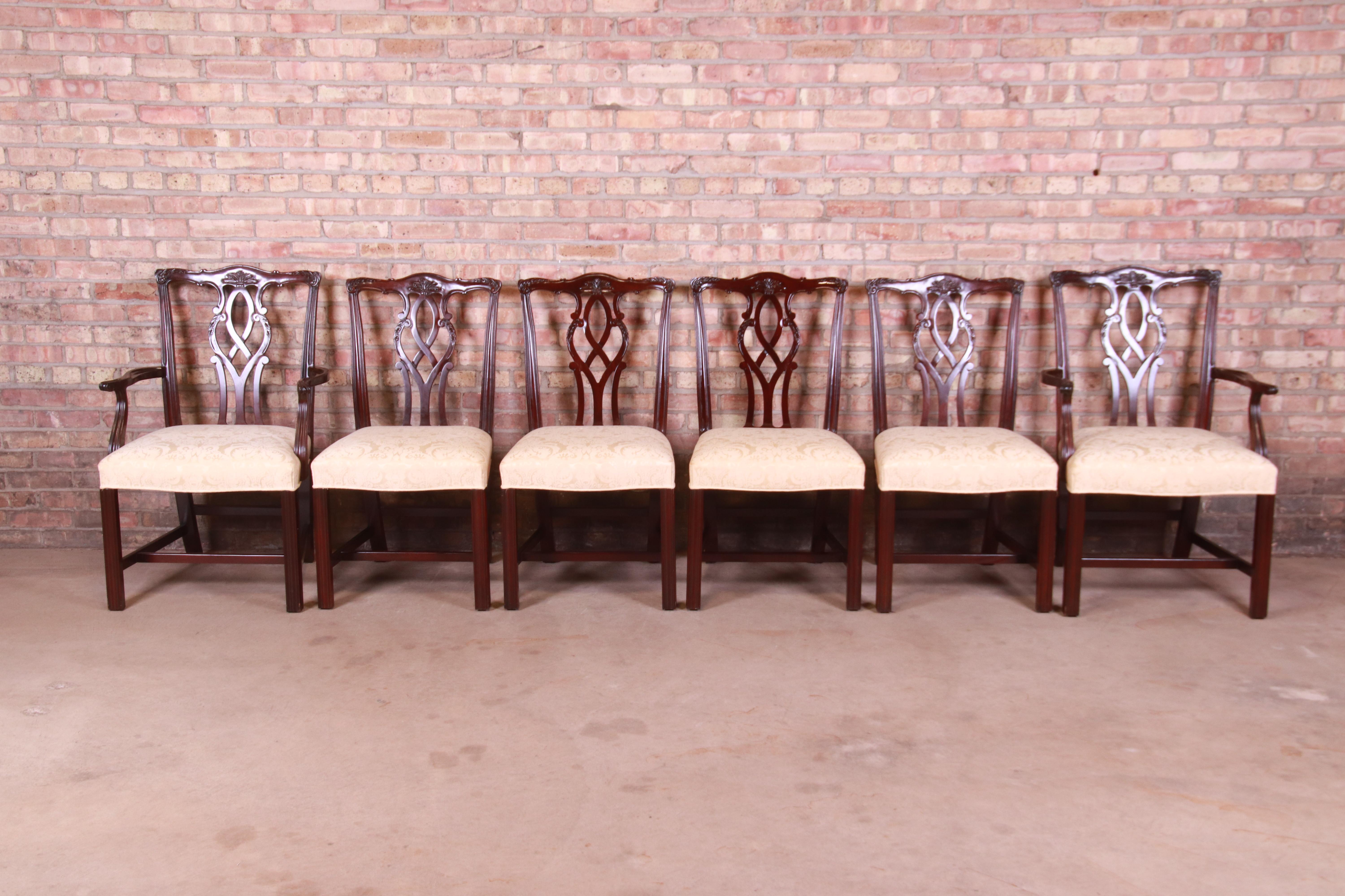 A gorgeous set of six Georgian style dining chairs

By Kindel Furniture

USA, 1990

Carved solid mahogany frames, with ivory damask upholstered seats.

Measures:
Side chairs - 20.5