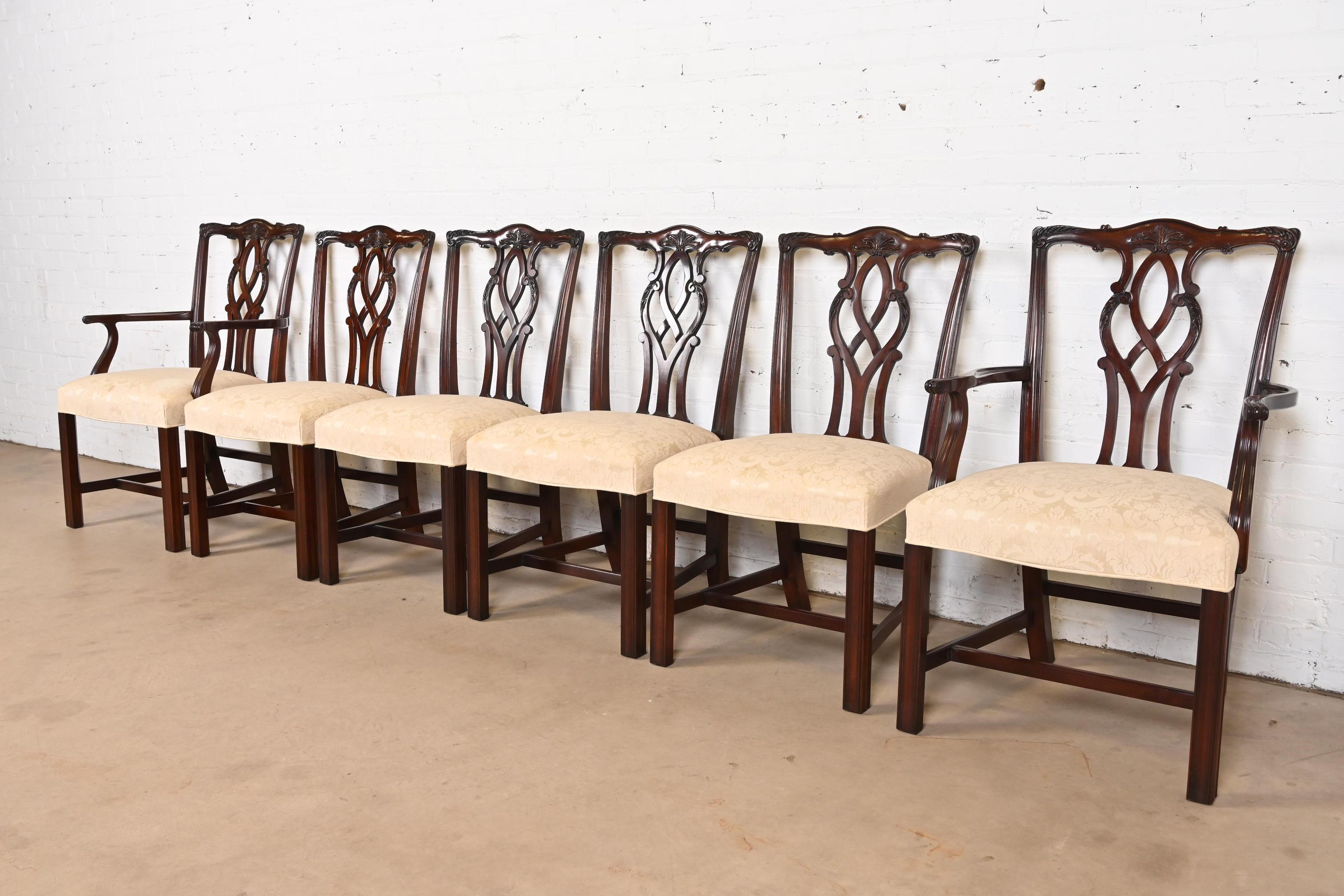 Precioso juego de seis sillas de comedor de estilo georgiano o Chippendale

Por Kindel Furniture

EEUU, 1987

Armazones de caoba maciza tallada, con asientos tapizados en damasco marfil.

Medidas:
Sillas laterales - Ancho 20,25