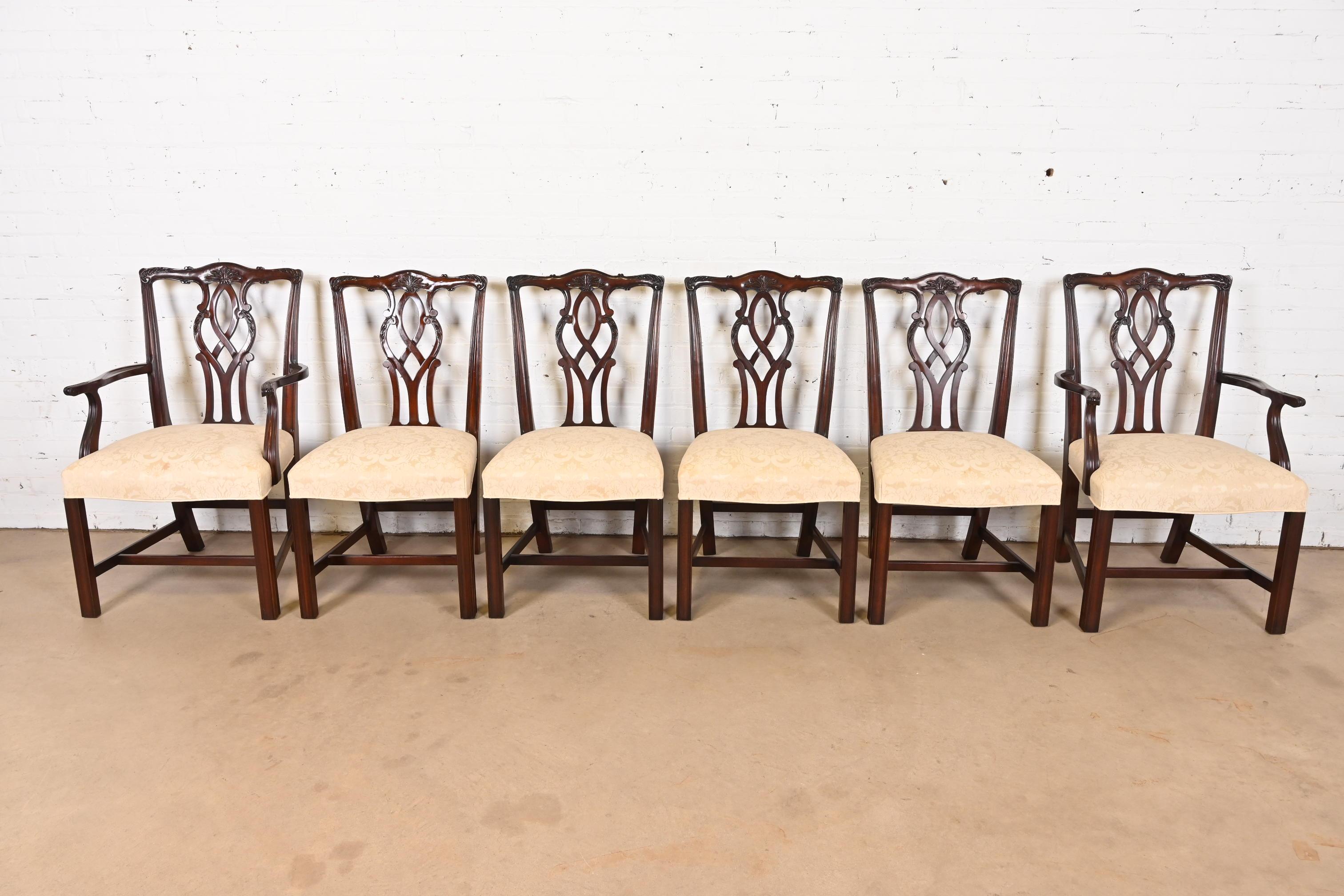 Kindel Furniture Sillas de Comedor Georgianas de Caoba Tallada, Juego de Seis Georgiano en venta