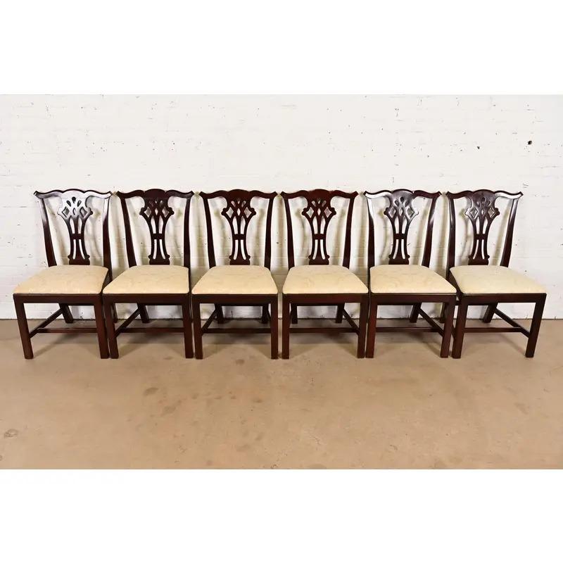 Kindel Furniture Georgianische geschnitzte Mahagoni-Esszimmerstühle, Sechser-Set im Zustand „Gut“ im Angebot in South Bend, IN