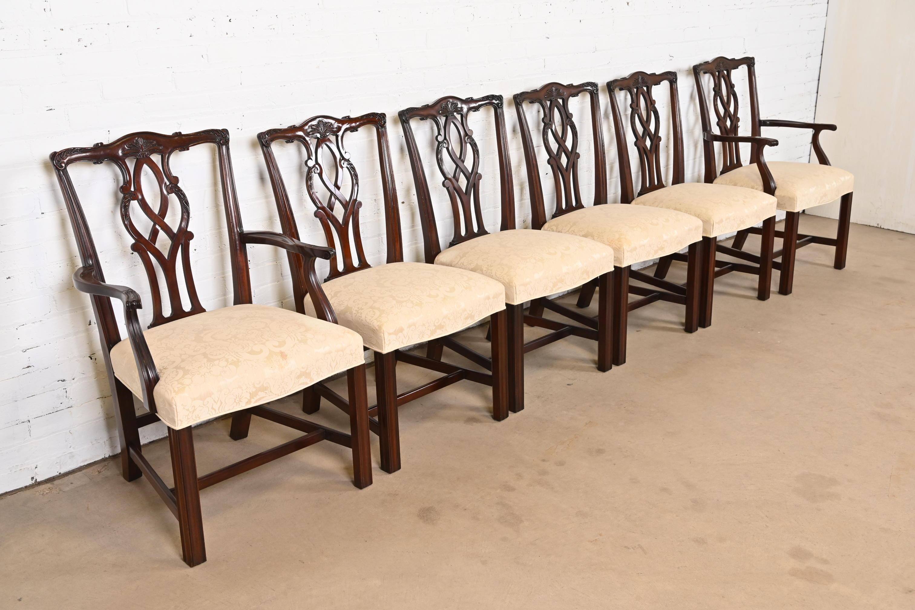 Kindel Furniture Sillas de Comedor Georgianas de Caoba Tallada, Juego de Seis en Bueno estado para la venta en South Bend, IN