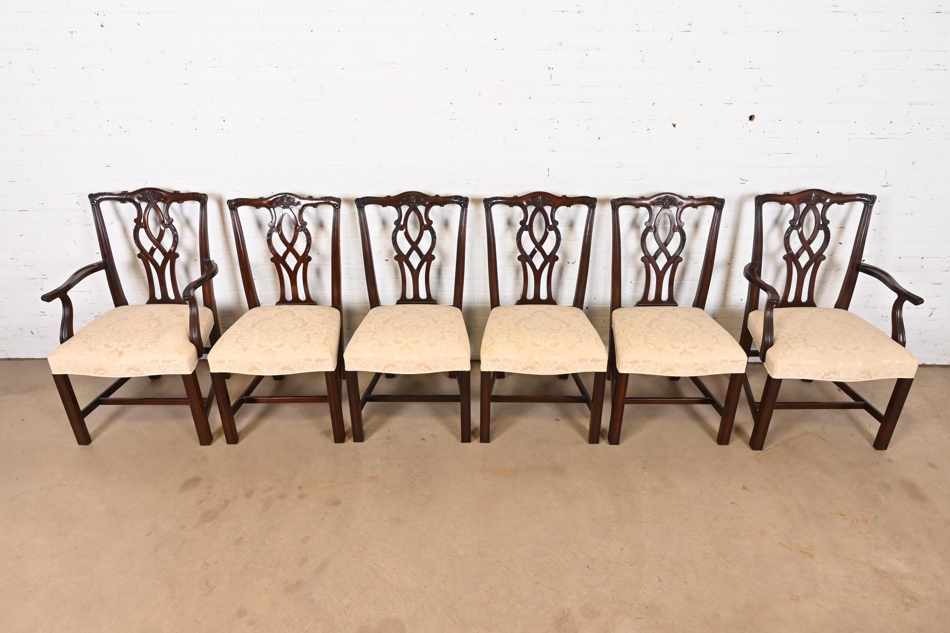 Kindel Furniture Sillas de Comedor Georgianas de Caoba Tallada, Juego de Seis finales del siglo XX en venta
