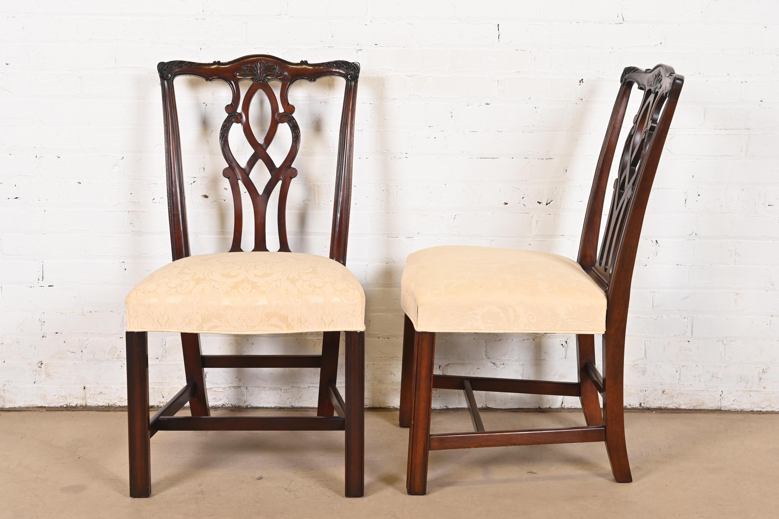 Kindel Furniture Sillas de Comedor Georgianas de Caoba Tallada, Juego de Seis Tapicería en venta