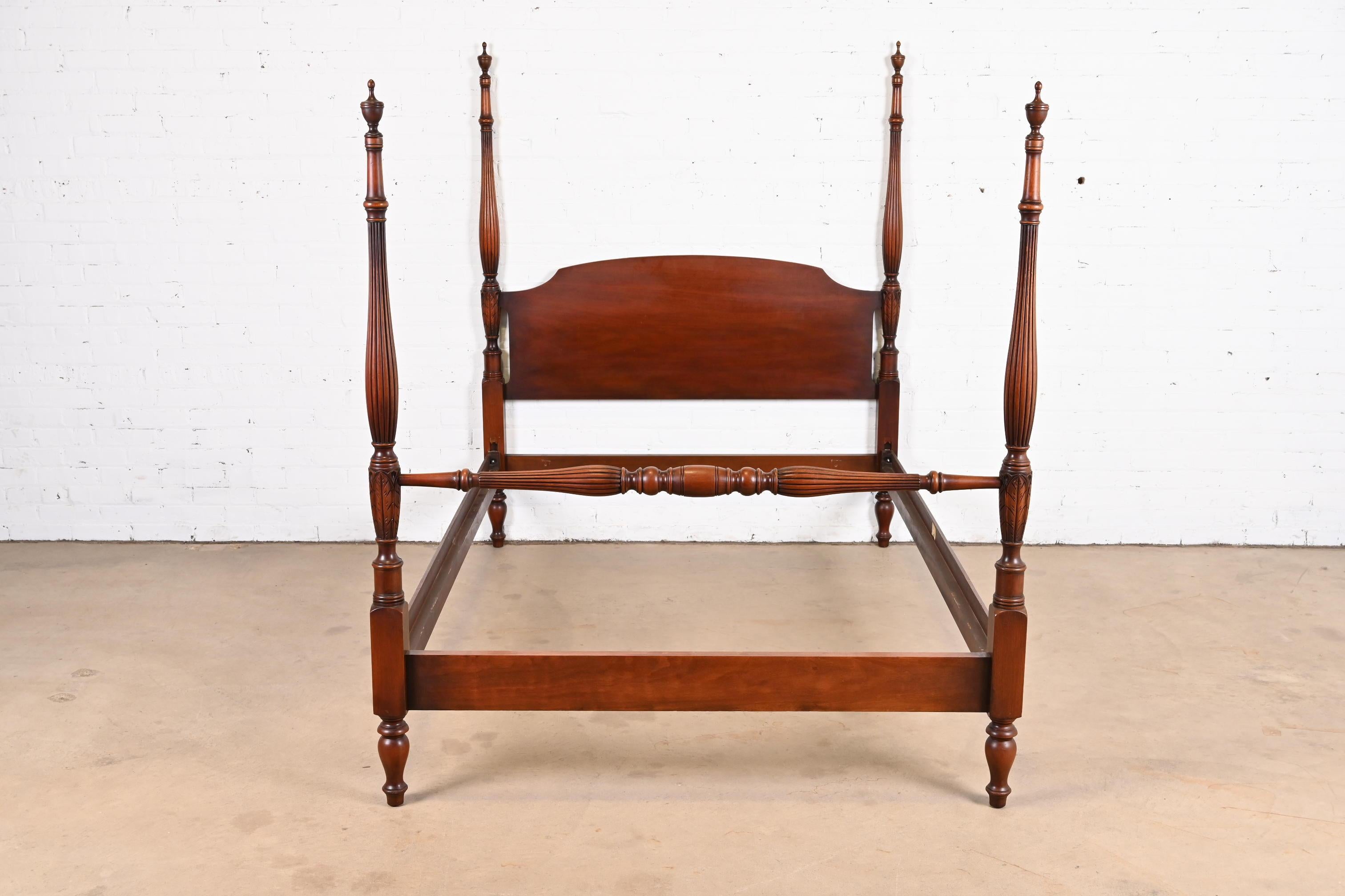 A gorgeous Georgian style carved mahogany four poster full Size bed frame

By Kindel Furniture

USA, circa 1960s

Measures: 54.75