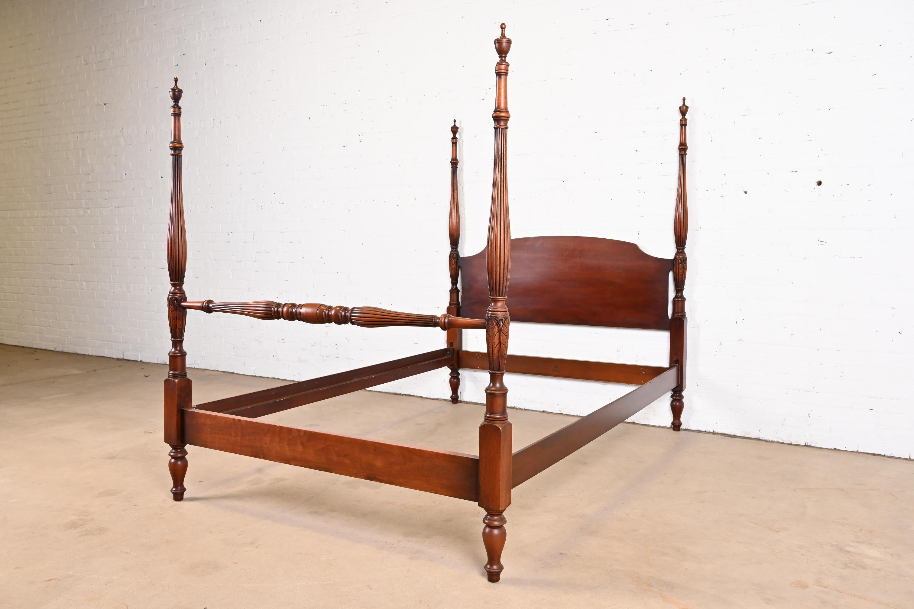 Kindel Furniture Georgian Carved Mahogany Full Size Poster Bed, circa 1960er Jahre im Zustand „Gut“ im Angebot in South Bend, IN