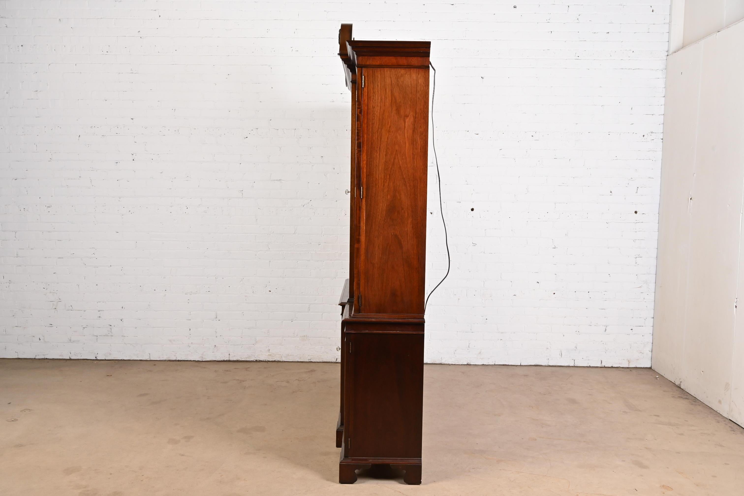 Armoire bibliothèque géorgienne en acajou sculpté et éclairée à façade rompue Kindel Furniture en vente 4