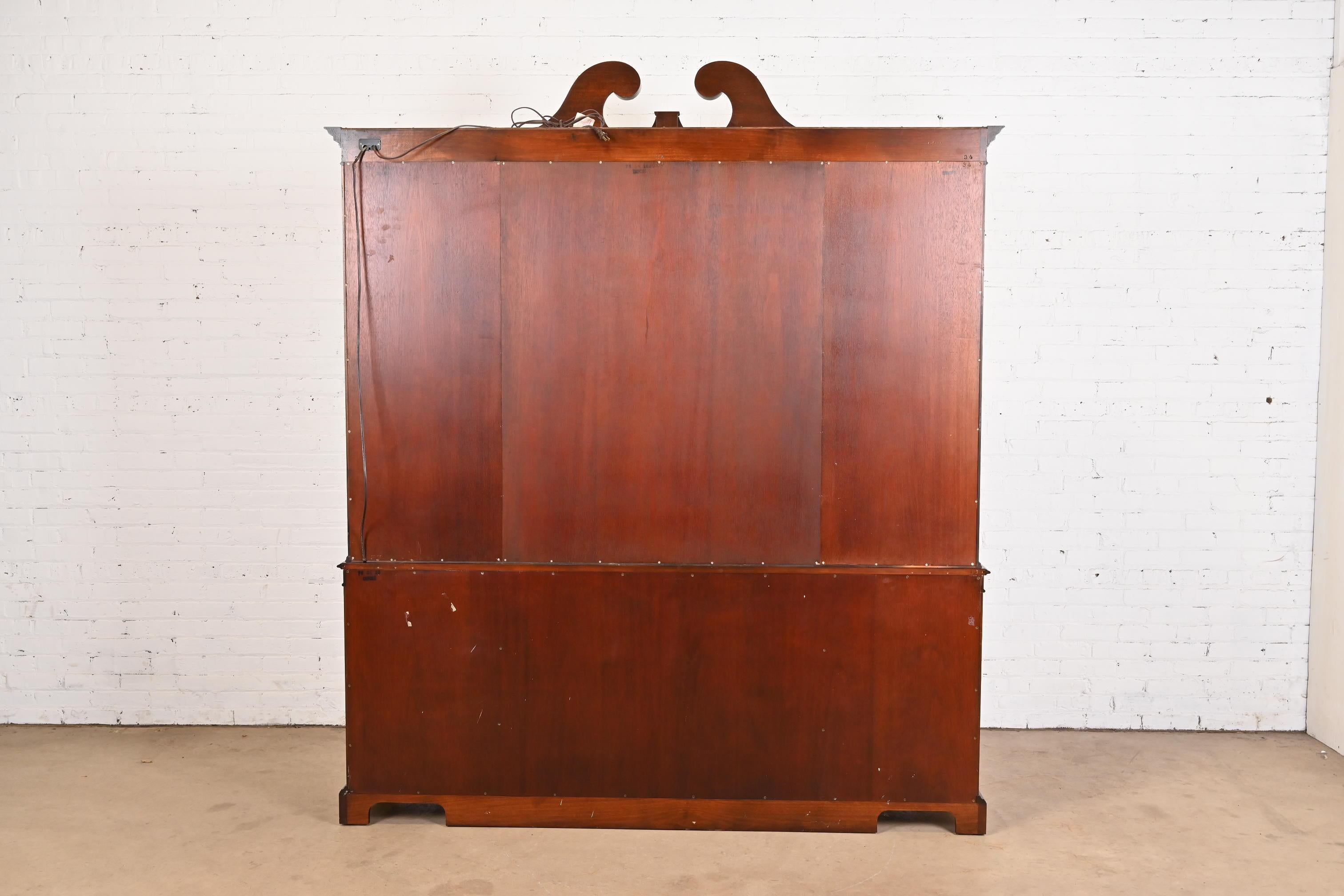Armoire bibliothèque géorgienne en acajou sculpté et éclairée à façade rompue Kindel Furniture en vente 5