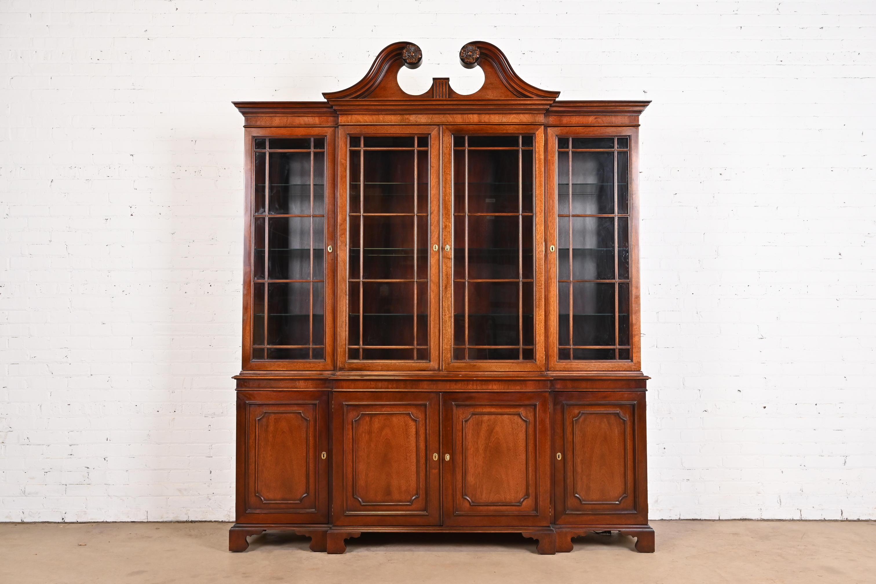 Magnifique bibliothèque ou meuble à manger de style Georgien ou Chippendale, avec éclairage.

Par Kindel Furniture

USA, Circa 1980

Acajou sculpté, portes avant en verre à meneaux, ferrures en laiton d'origine. L'armoire se verrouille et la clé est
