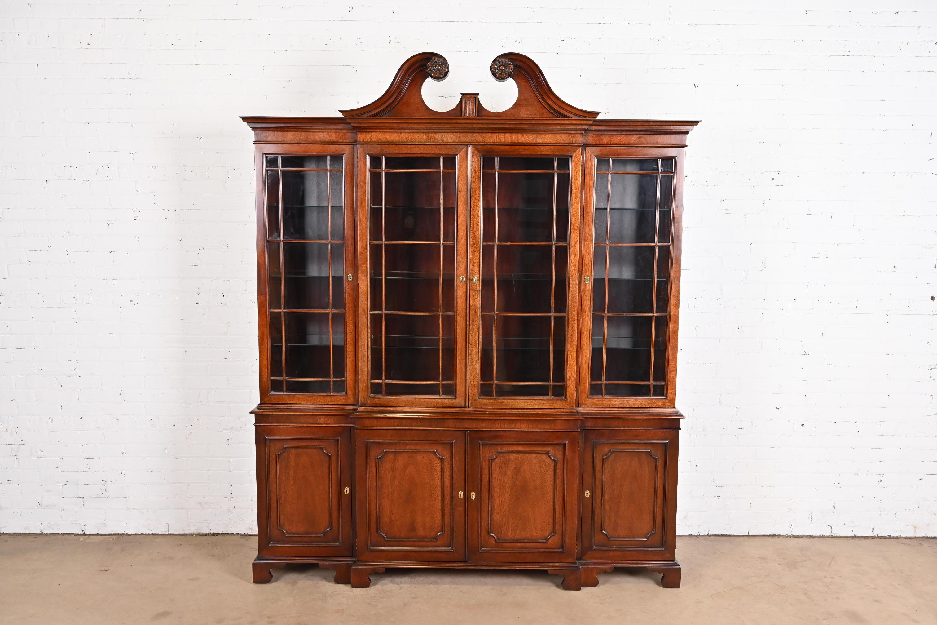 Georgien Armoire bibliothèque géorgienne en acajou sculpté et éclairée à façade rompue Kindel Furniture en vente