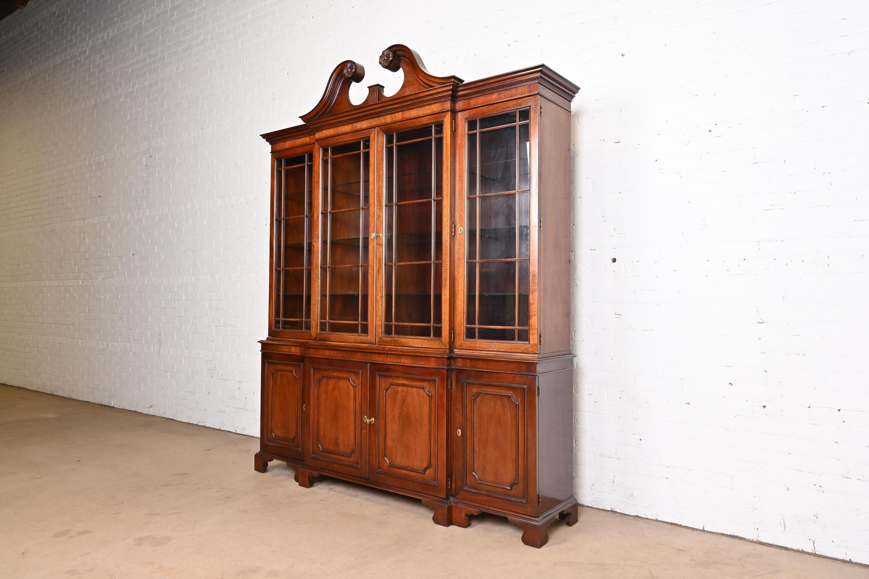 Américain Armoire bibliothèque géorgienne en acajou sculpté et éclairée à façade rompue Kindel Furniture en vente