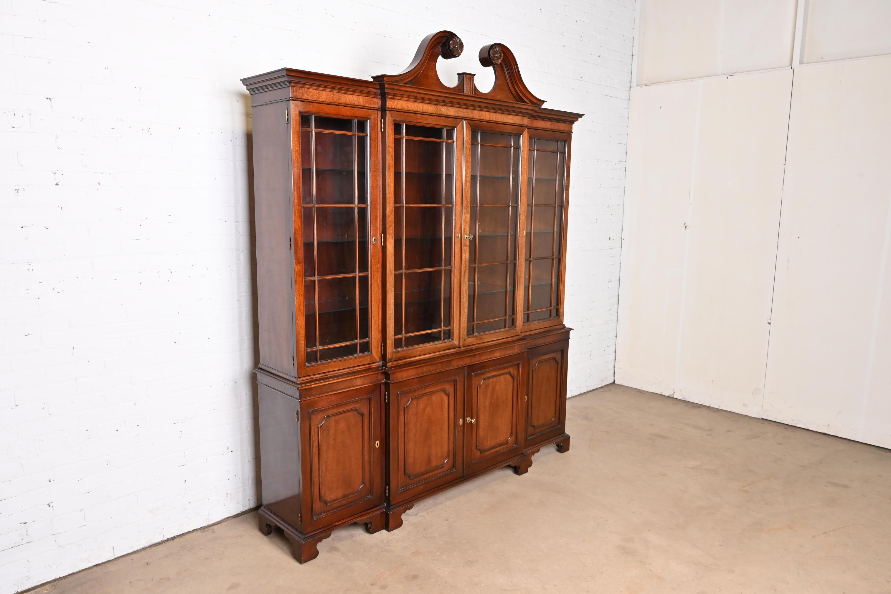 Armoire bibliothèque géorgienne en acajou sculpté et éclairée à façade rompue Kindel Furniture Bon état - En vente à South Bend, IN