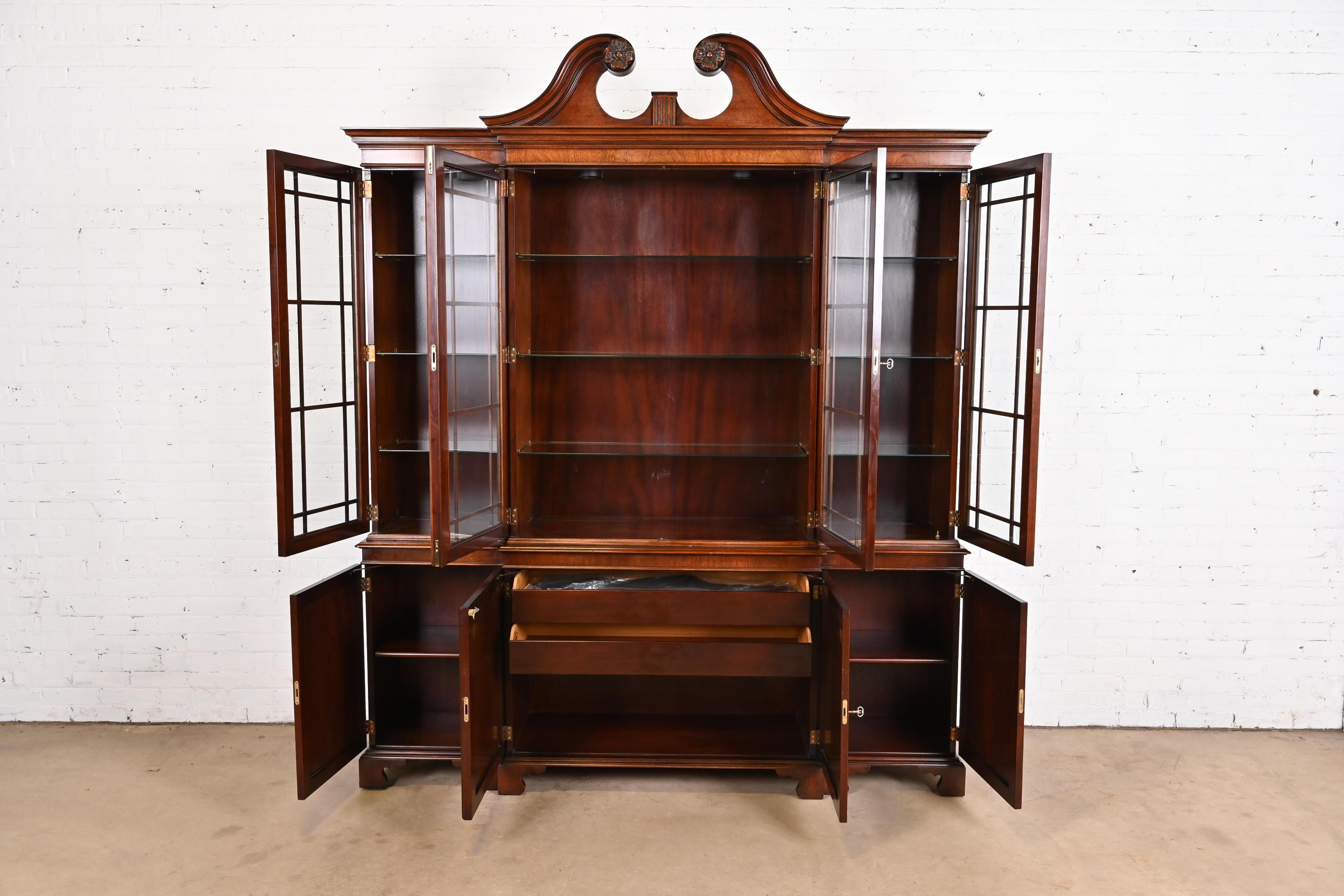 Fin du 20e siècle Armoire bibliothèque géorgienne en acajou sculpté et éclairée à façade rompue Kindel Furniture en vente