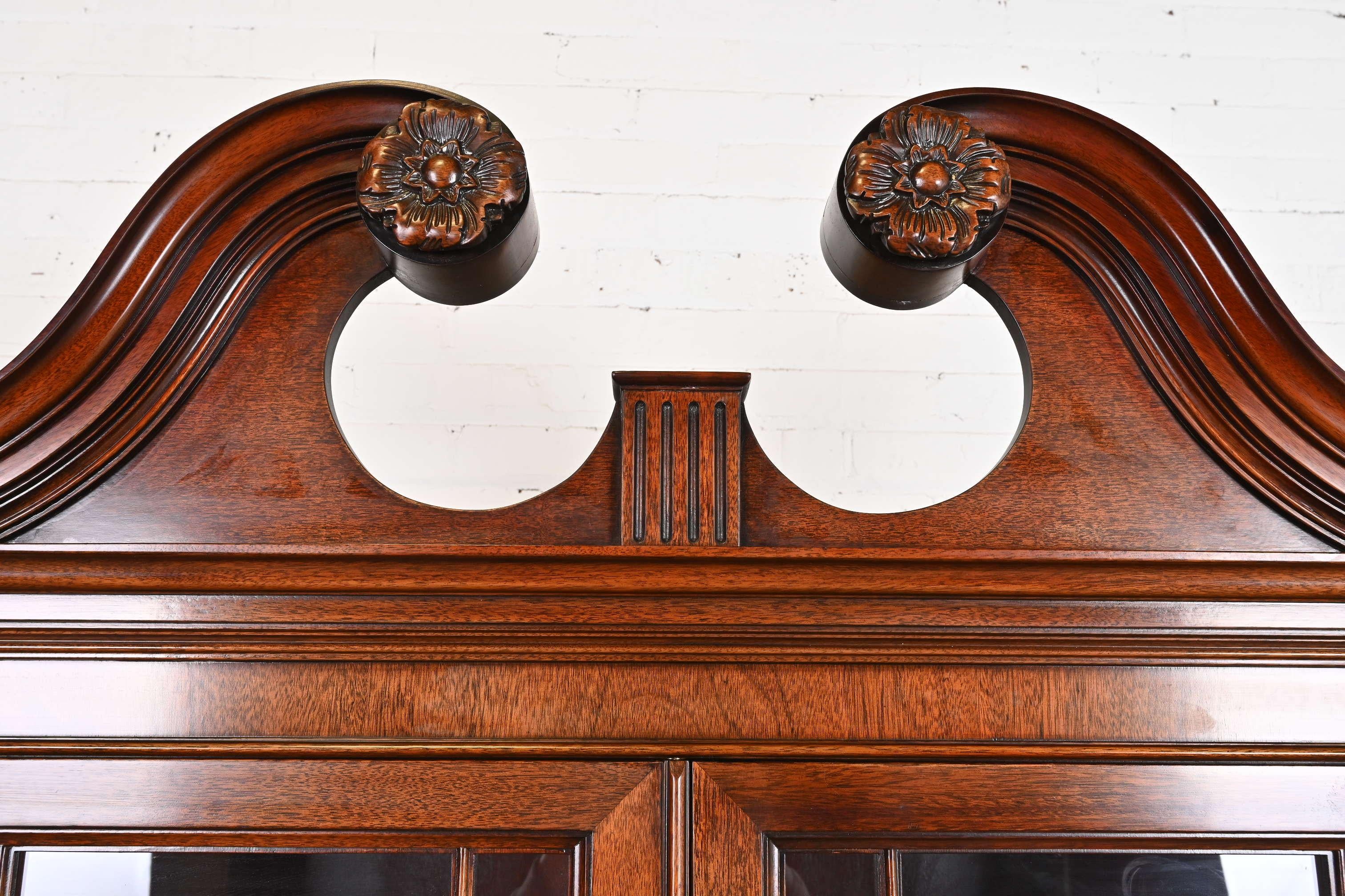 Laiton Armoire bibliothèque géorgienne en acajou sculpté et éclairée à façade rompue Kindel Furniture en vente