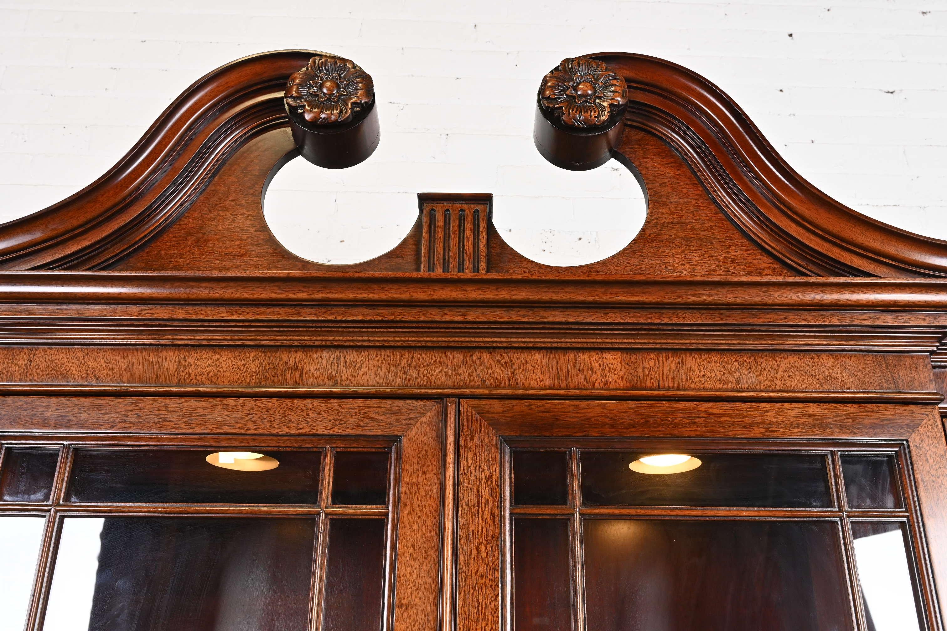 Armoire bibliothèque géorgienne en acajou sculpté et éclairée à façade rompue Kindel Furniture en vente 1