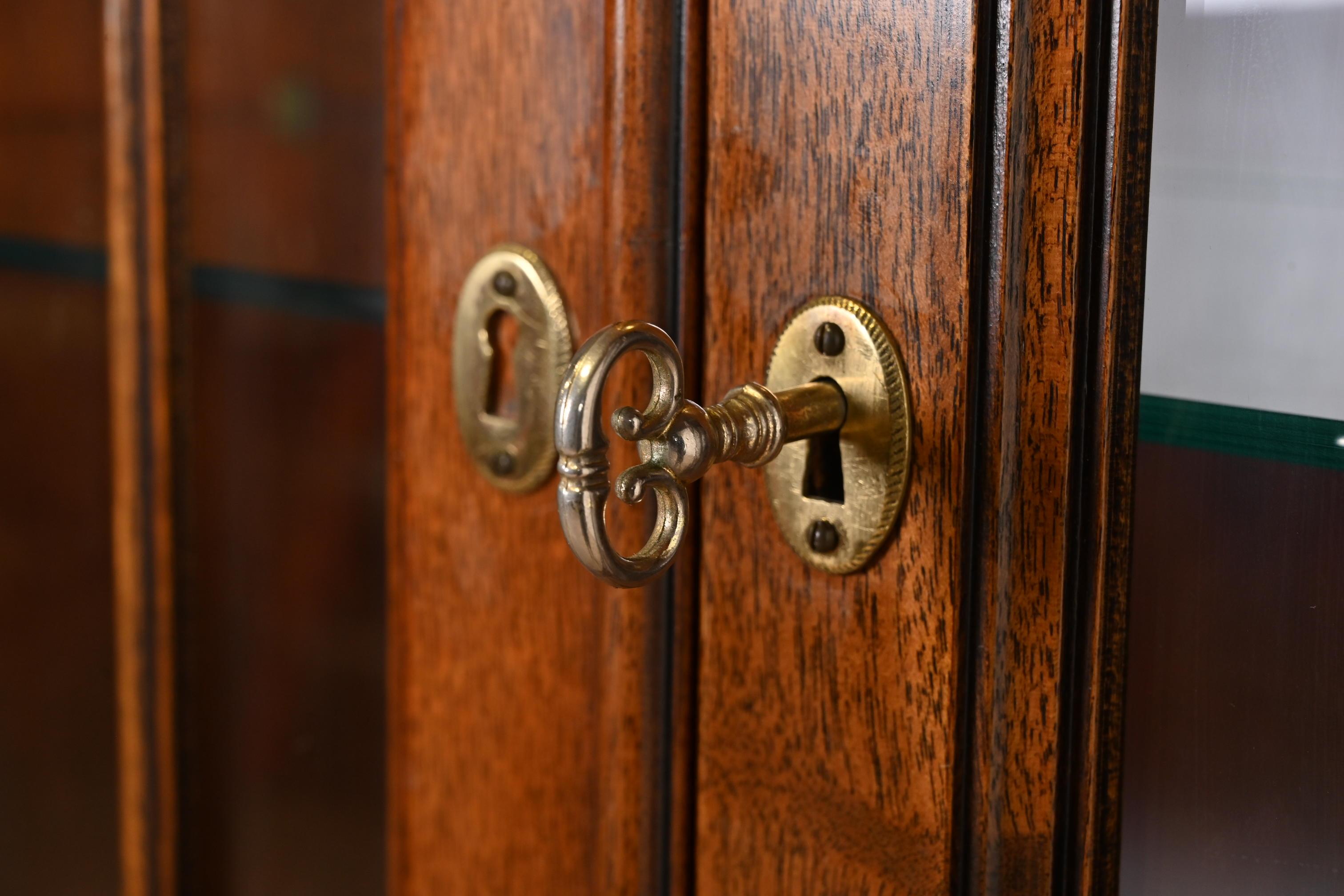 Armoire bibliothèque géorgienne en acajou sculpté et éclairée à façade rompue Kindel Furniture en vente 2