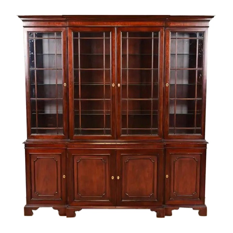 Kindel Furniture Georgianischer geschnitzter Mahagoni-Bücherregalschrank mit beleuchteter Breakfront aus Mahagoni im Angebot