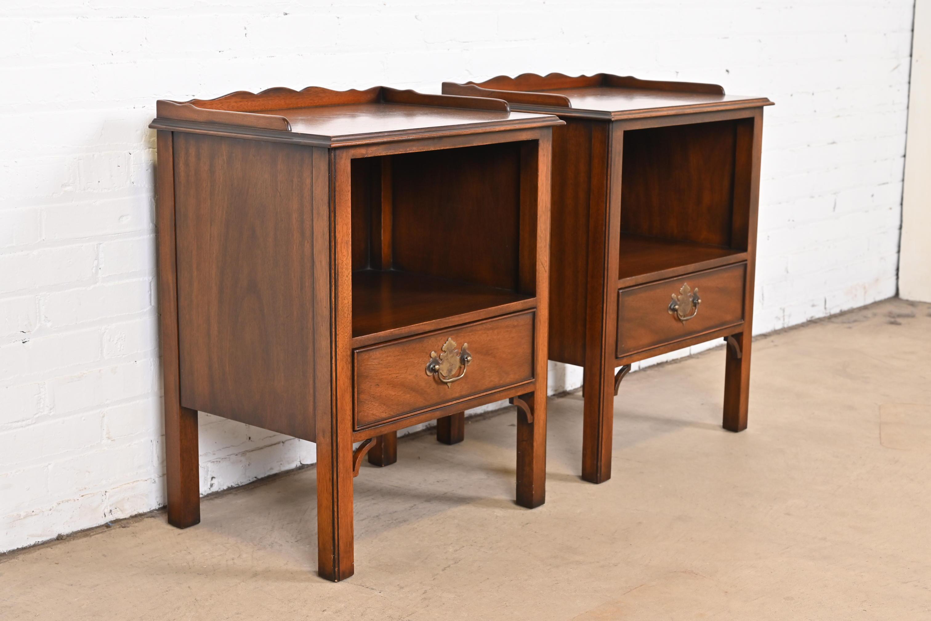 A gorgeous pair of Georgian or Chippendale style nightstands

By Kindel Furniture

USA, Circa 1960s

Carved mahogany, with original brass hardware.

Measures: 21