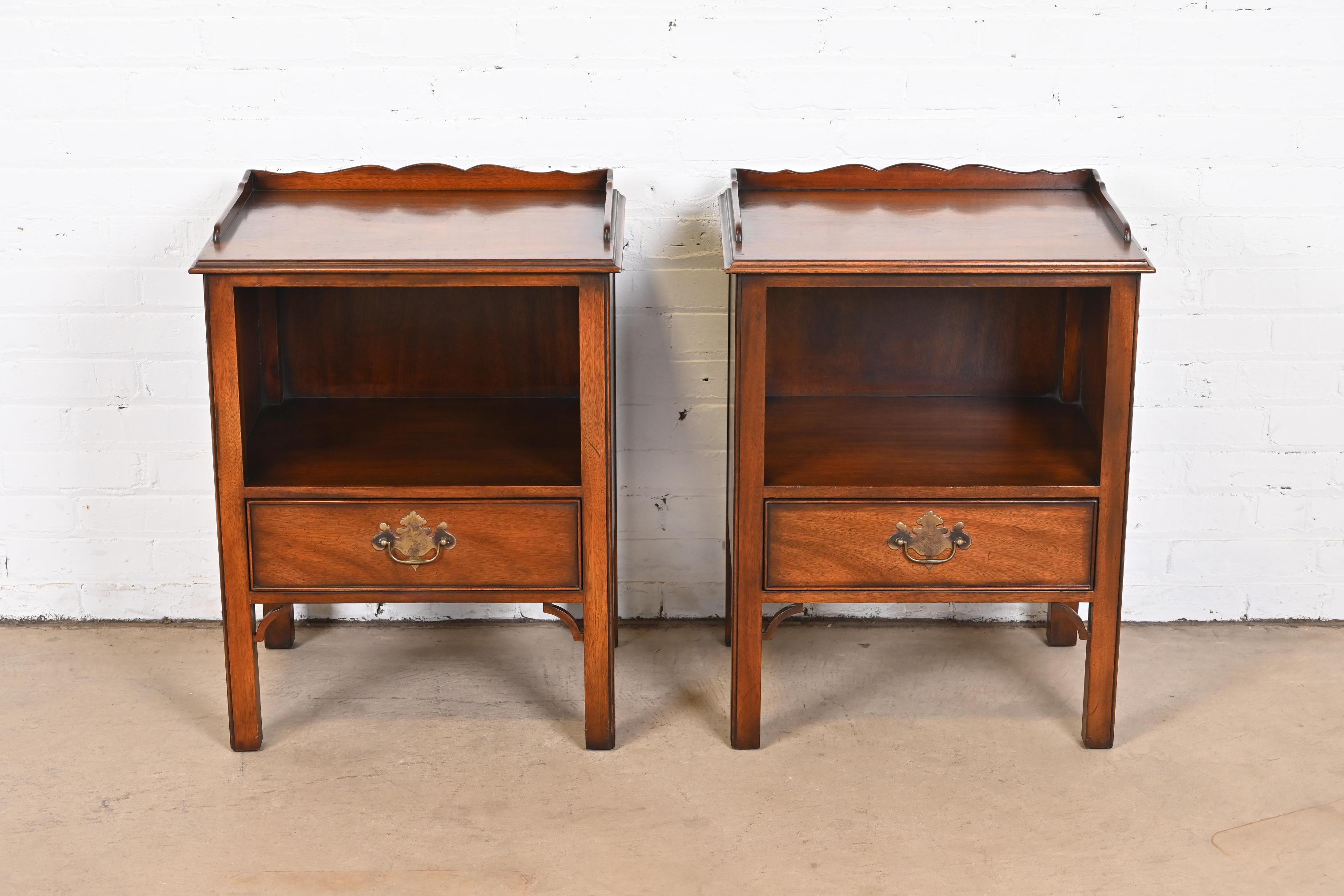 Kindel Furniture Georgian Carved Mahogany Nightstands, Pair In Good Condition In South Bend, IN