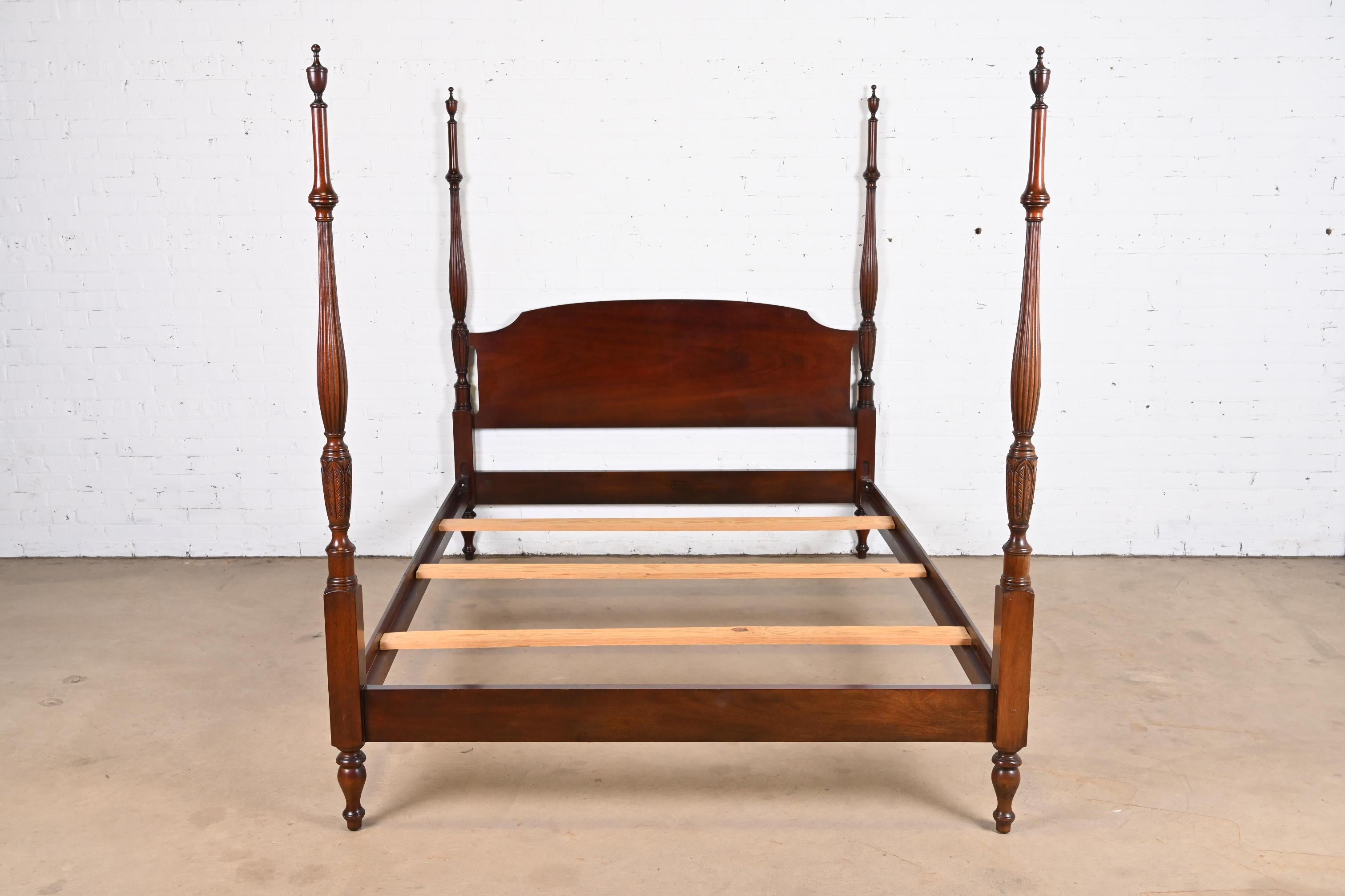 A gorgeous Georgian style carved mahogany four poster queen size bed frame

By Kindel Furniture

USA, Circa 1980s

Measures: 62