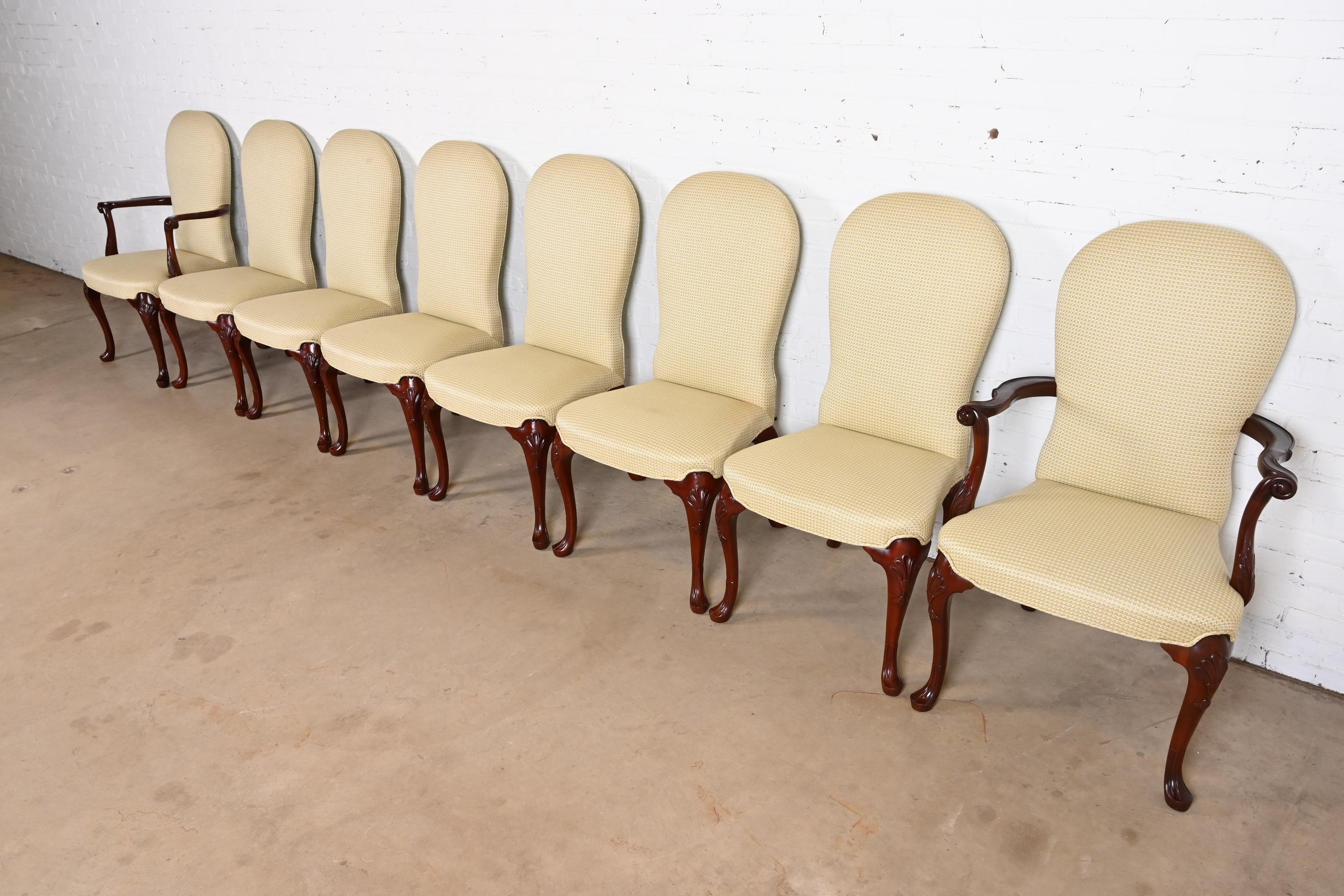 Georgien Kindel Furniture chaises de salle à manger géorgiennes tapissées d'acajou sculpté en vente