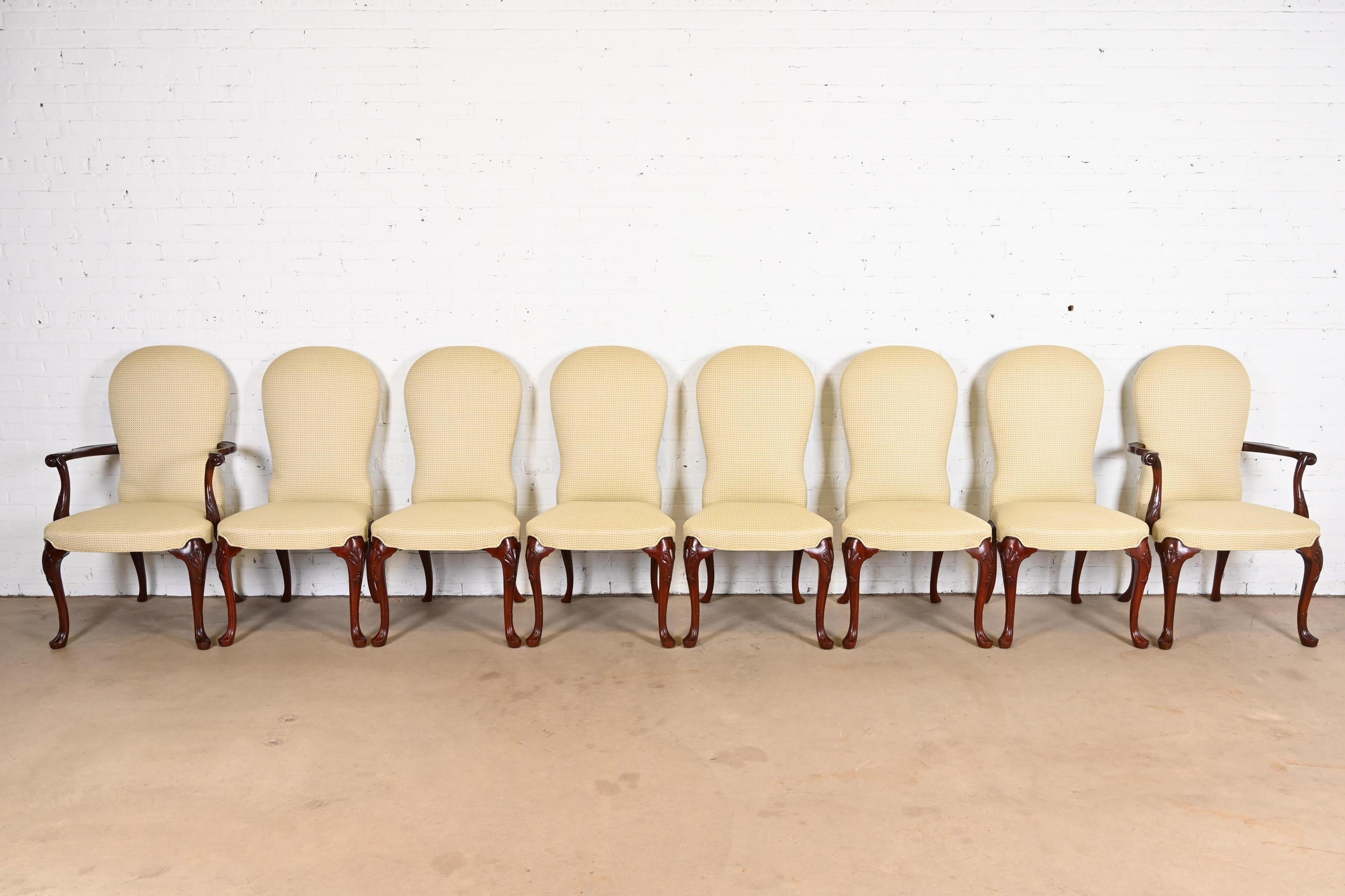 Américain Kindel Furniture chaises de salle à manger géorgiennes tapissées d'acajou sculpté en vente
