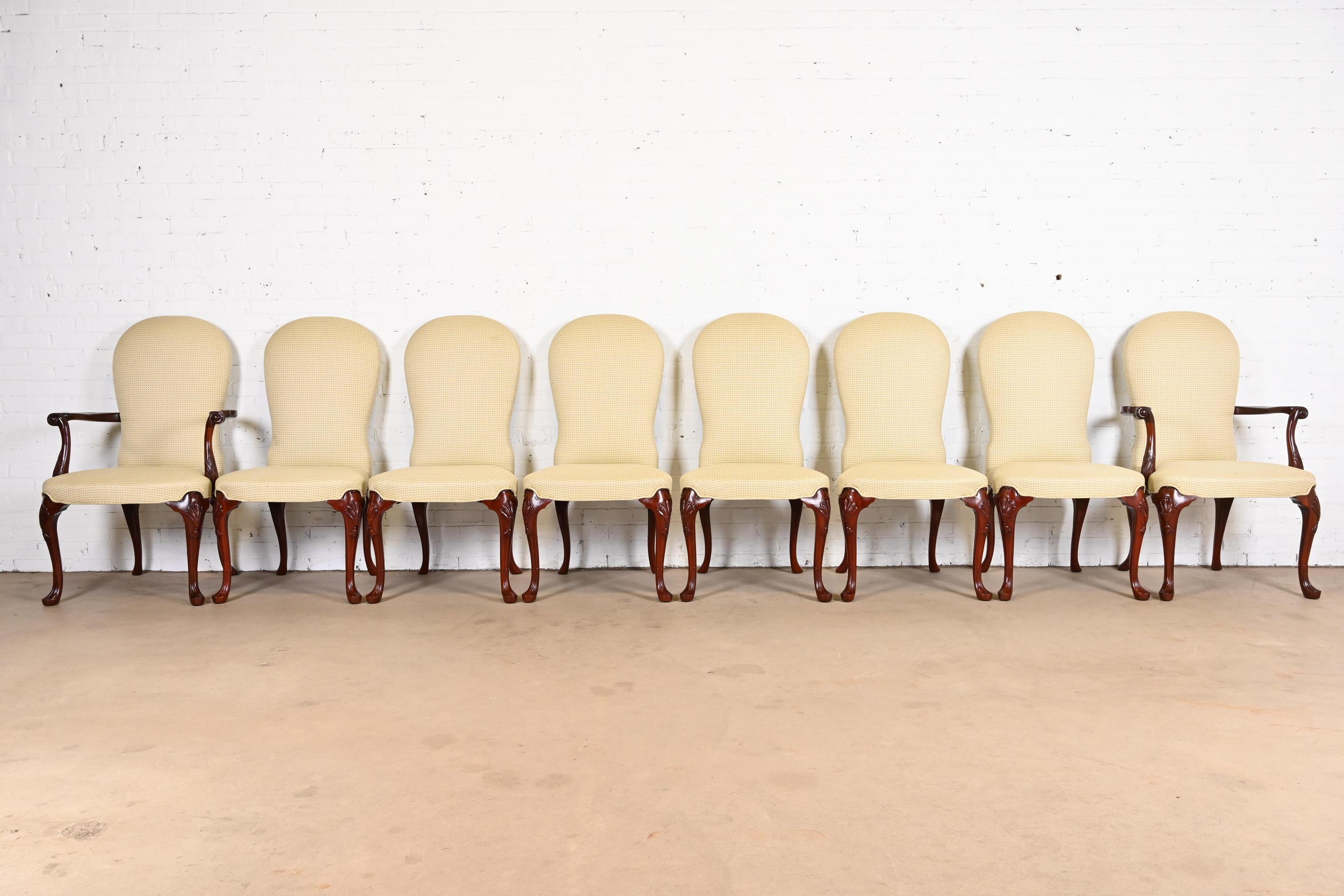 Kindel Furniture chaises de salle à manger géorgiennes tapissées d'acajou sculpté Bon état - En vente à South Bend, IN