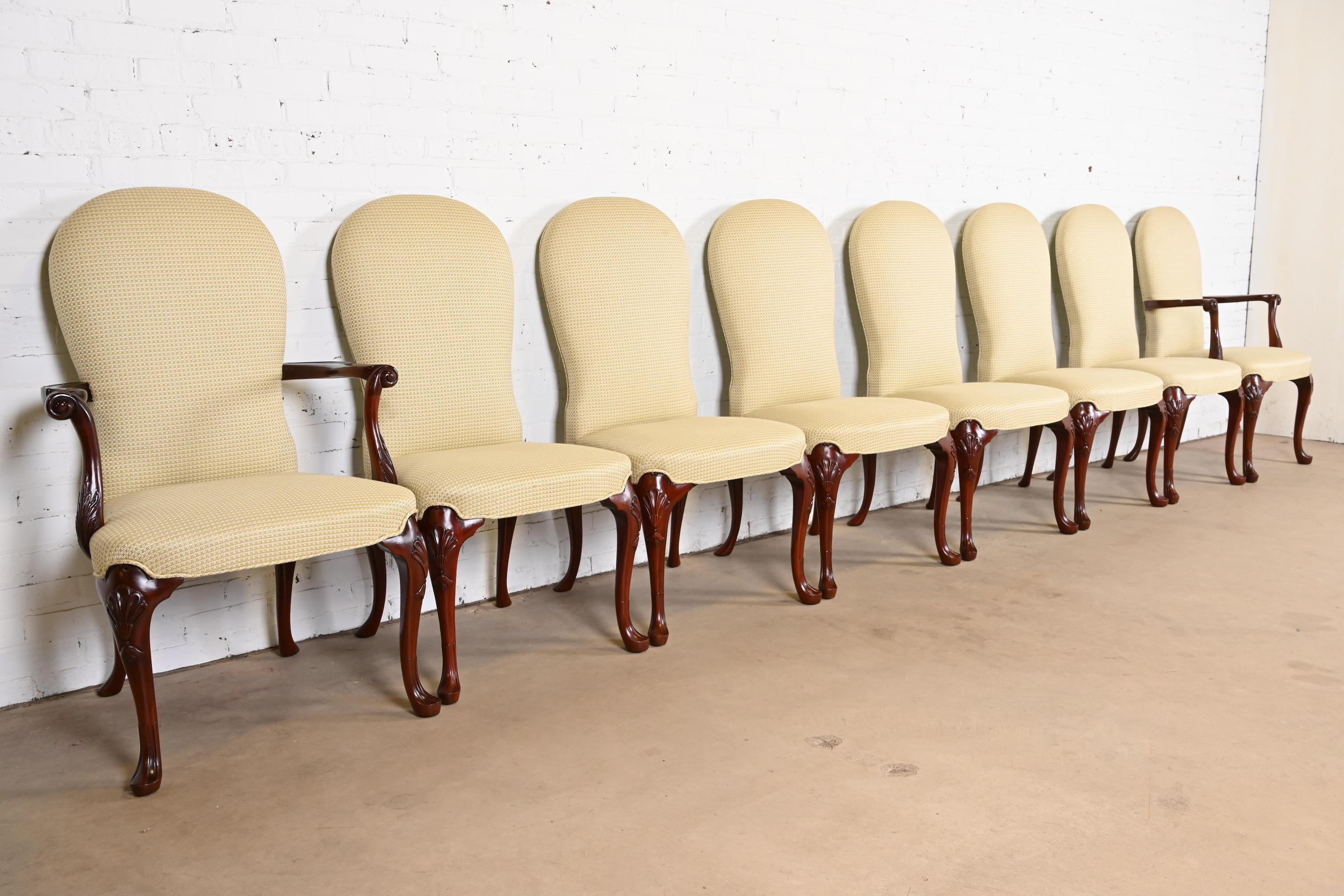 20ième siècle Kindel Furniture chaises de salle à manger géorgiennes tapissées d'acajou sculpté en vente