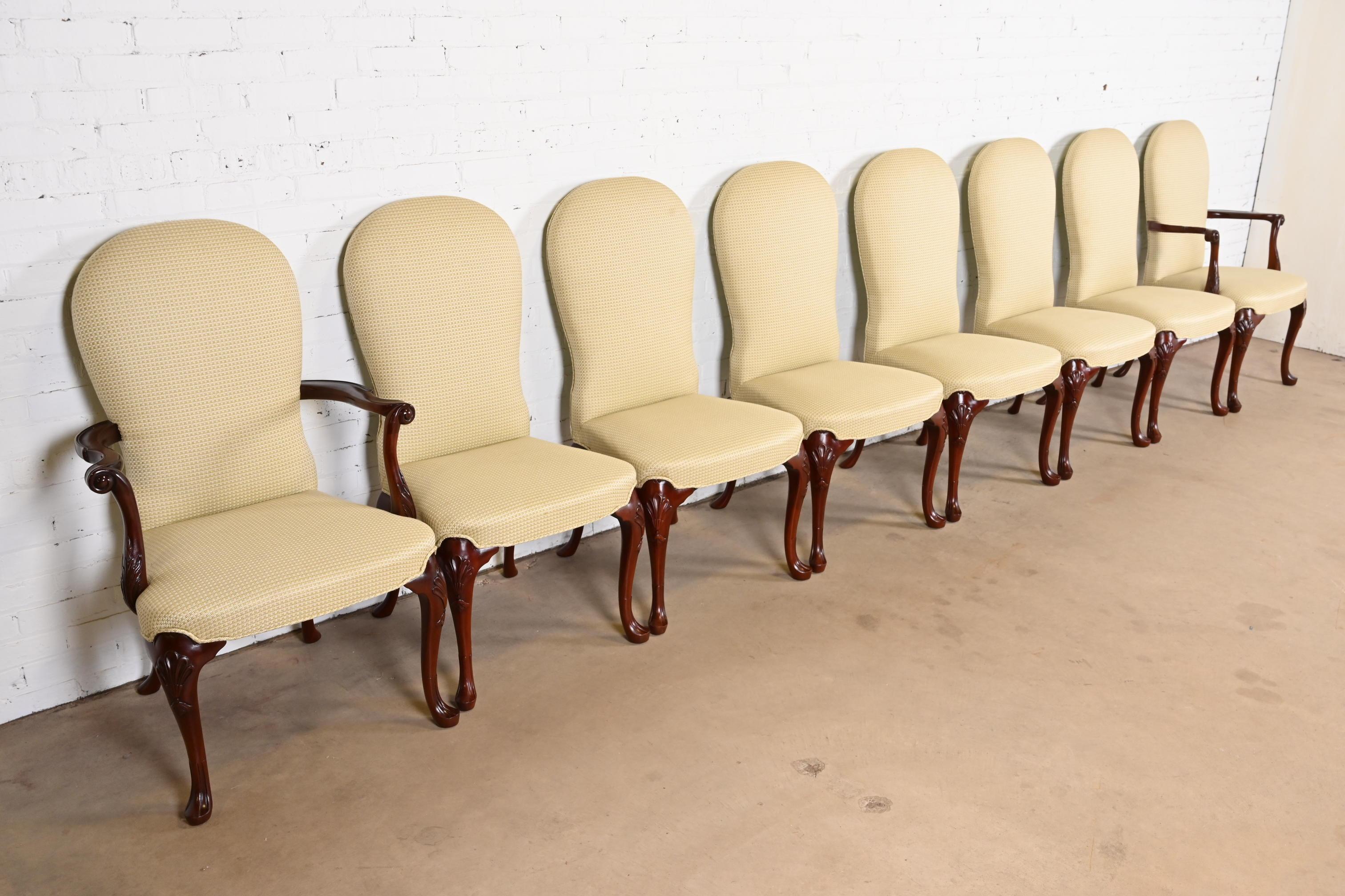 Acajou Kindel Furniture chaises de salle à manger géorgiennes tapissées d'acajou sculpté en vente