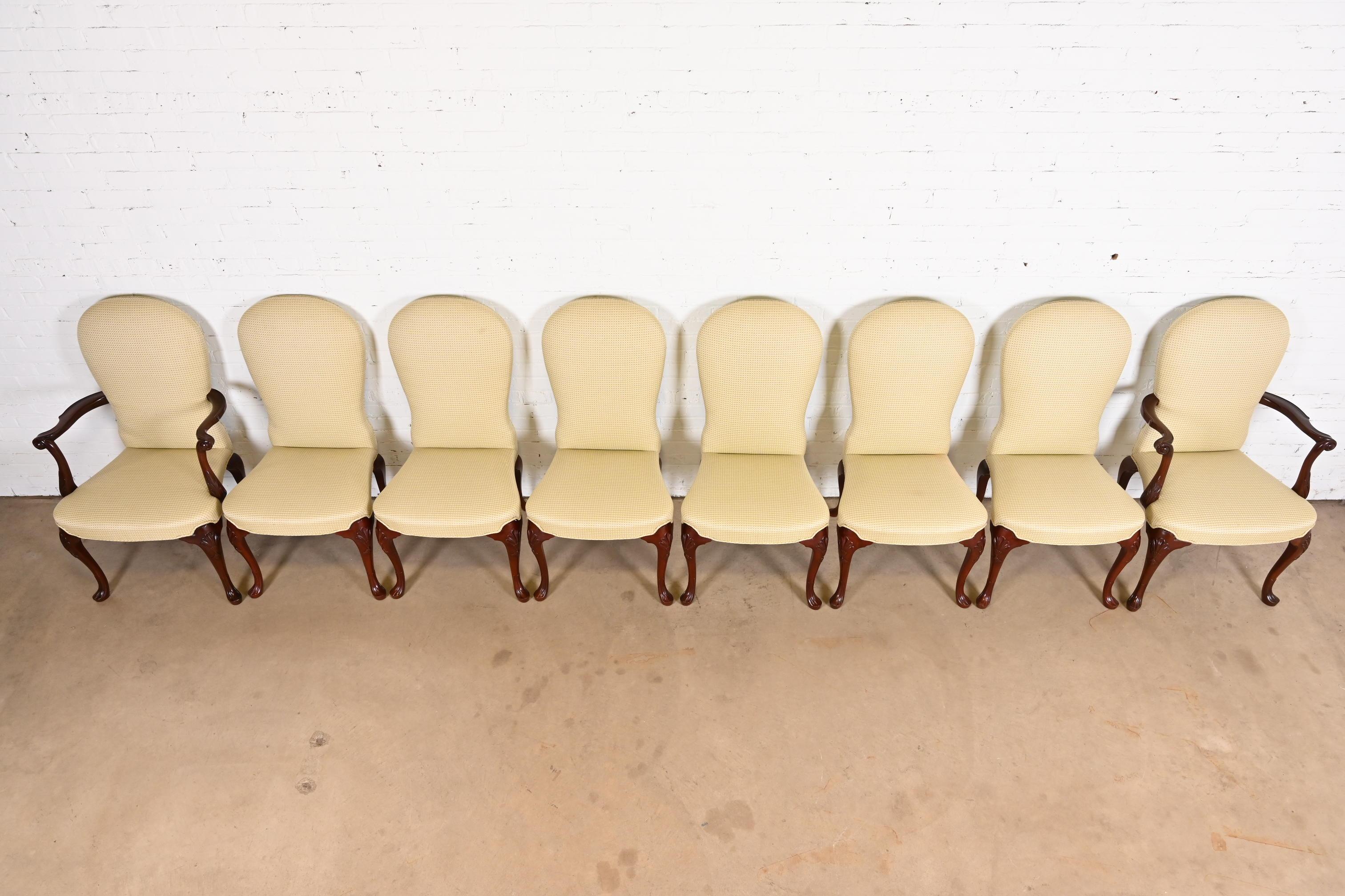 Kindel Furniture chaises de salle à manger géorgiennes tapissées d'acajou sculpté en vente 1