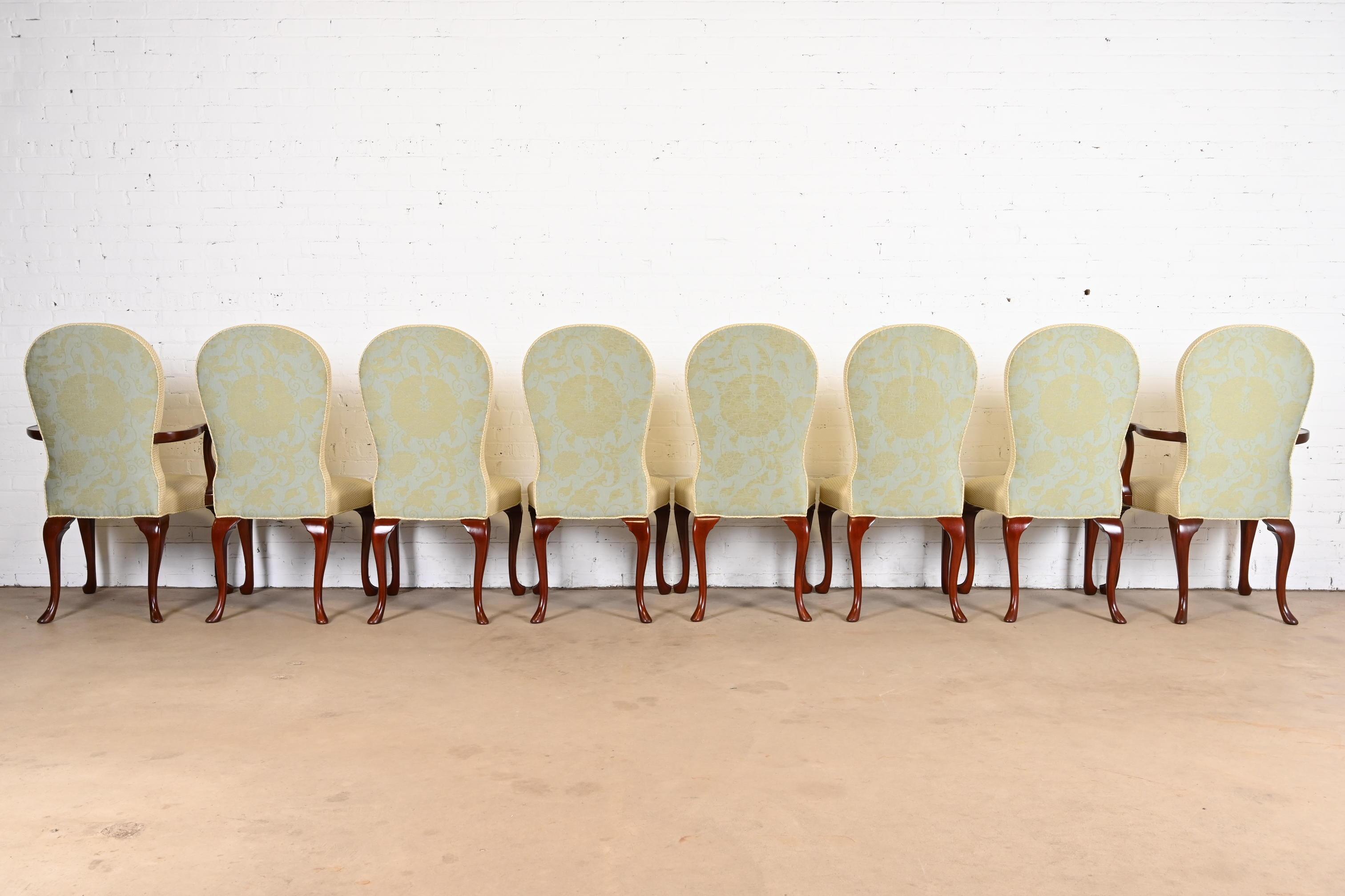 Kindel Furniture chaises de salle à manger géorgiennes tapissées d'acajou sculpté en vente 2