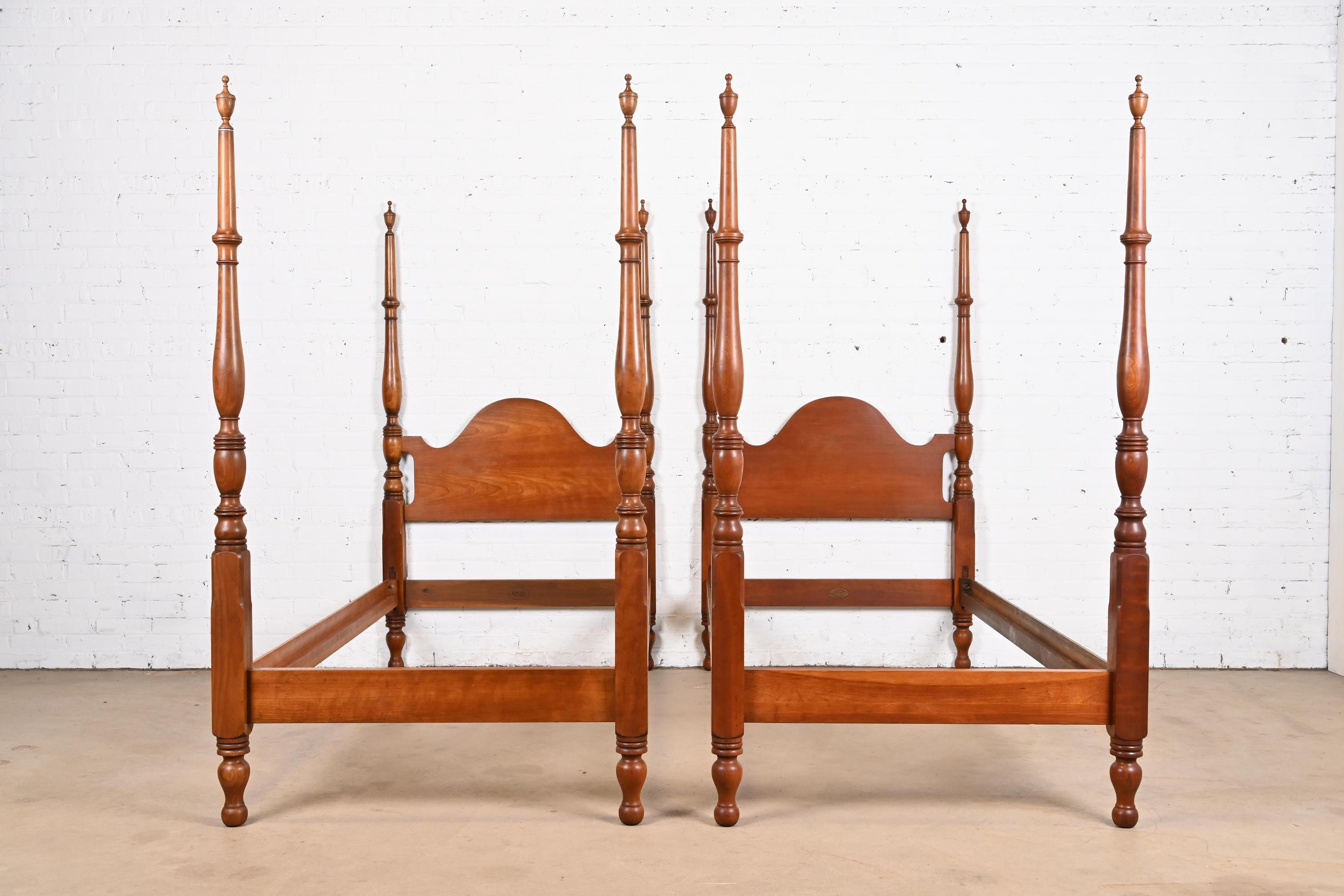 A gorgeous pair of Georgian or Federal style carved solid cherry wood twin size poster beds

By Kindel Furniture

USA, Circa 1980s

Each measures: 40