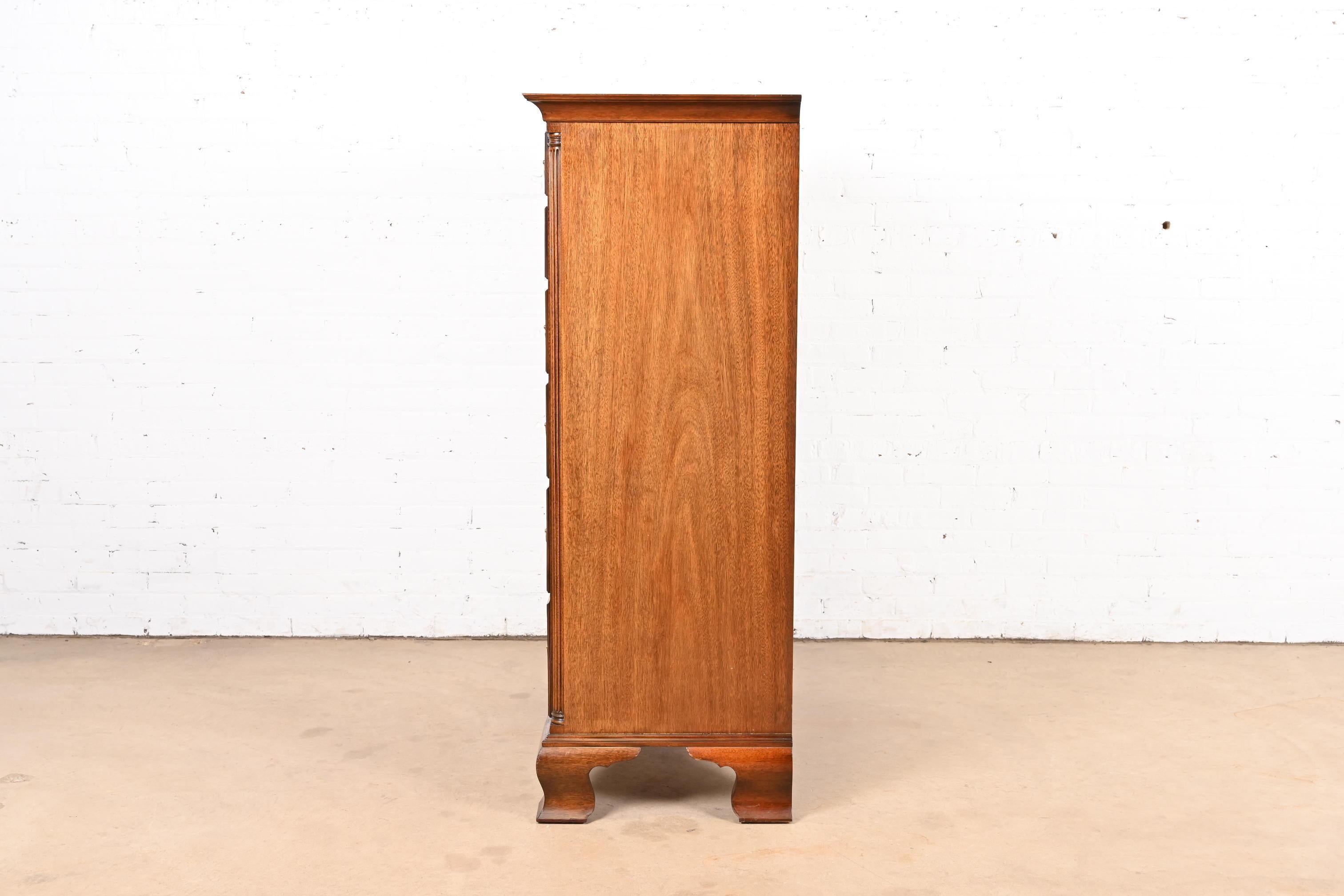 Kindel Furniture Georgianische geschnitzte Hochkommode aus massivem Mahagoniholz im Angebot 5