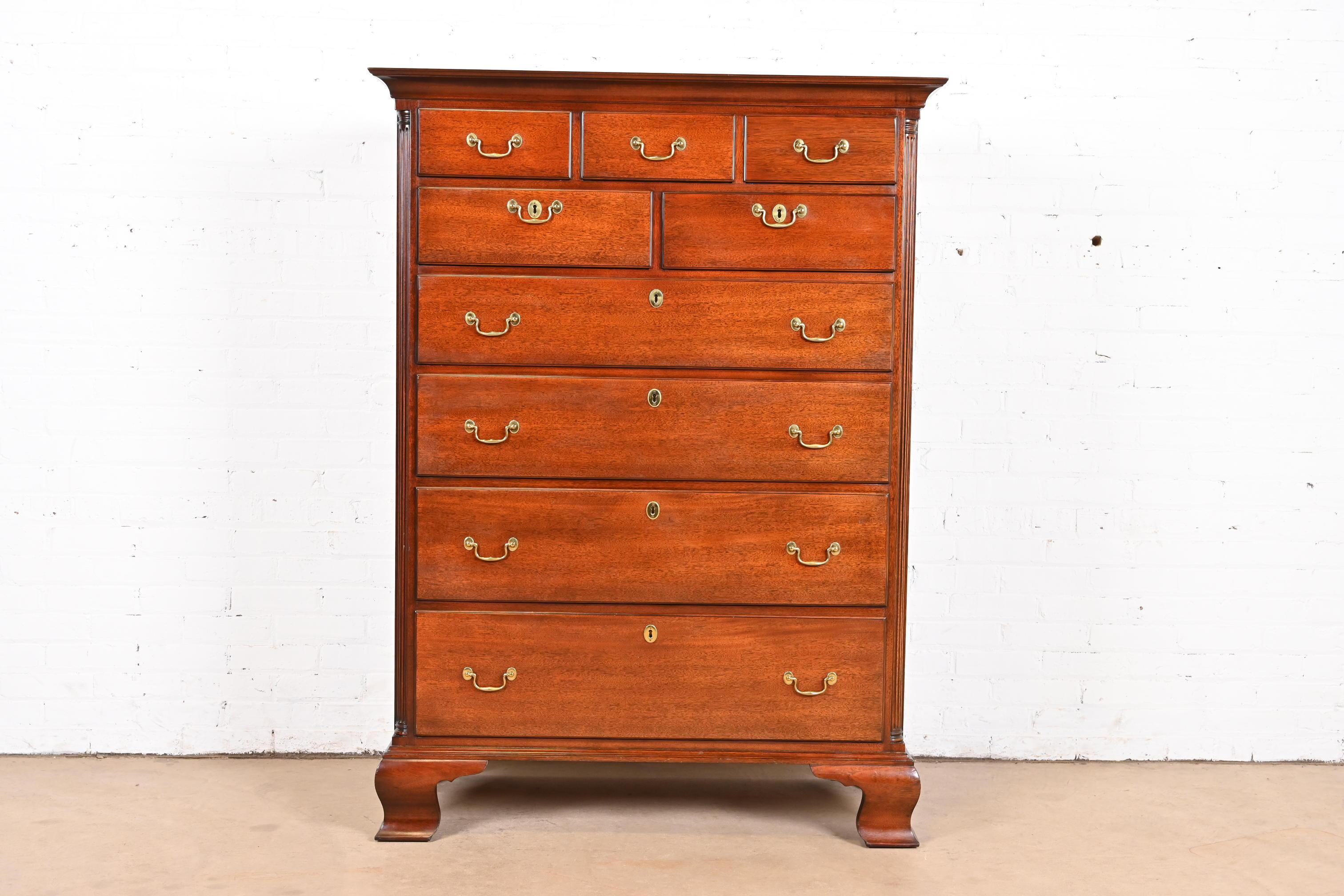 Eine außergewöhnliche Kommode mit neun Schubladen im georgianischen oder Chippendale-Stil

Von Kindel Furniture, 