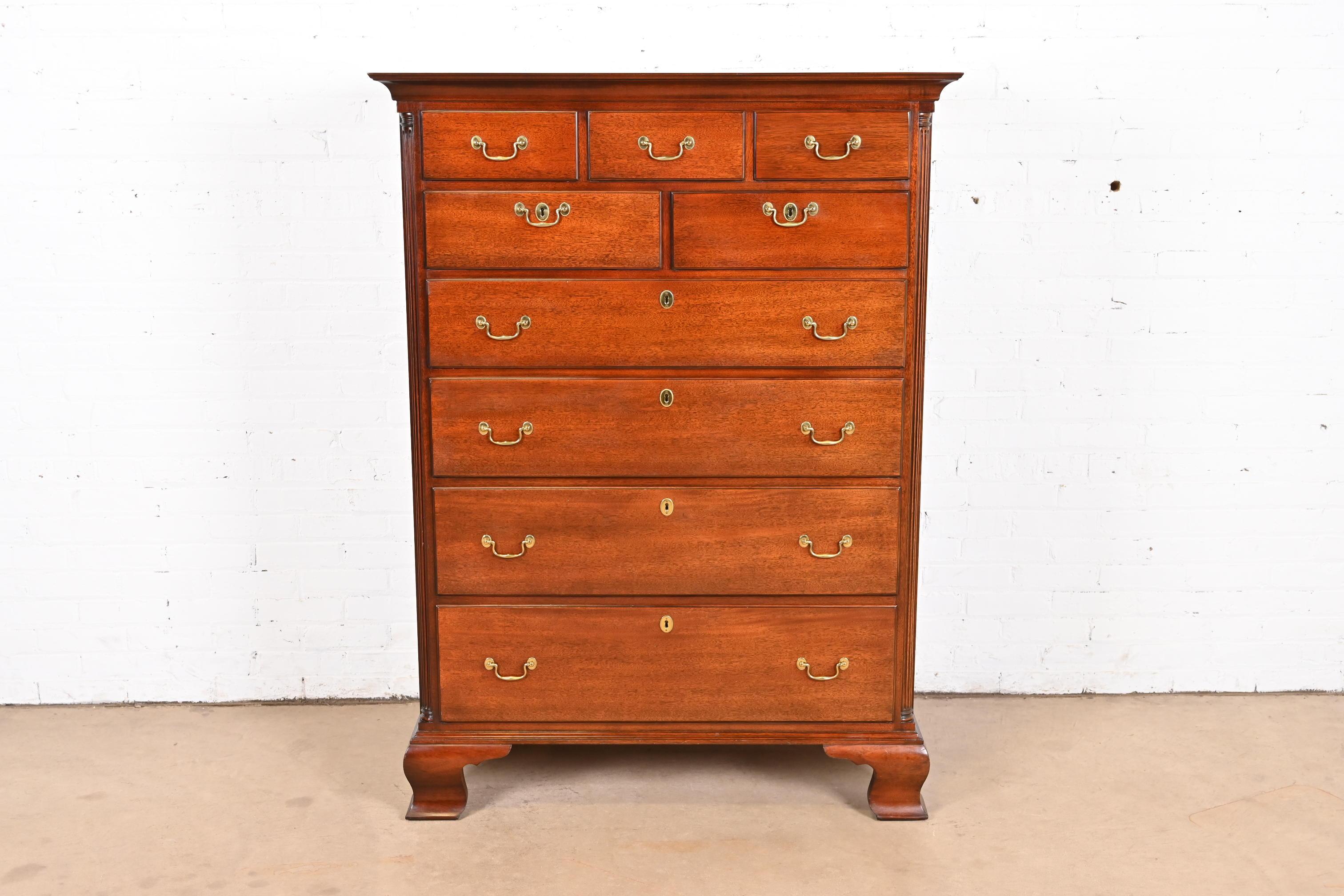 Kindel Furniture Georgianische geschnitzte Hochkommode aus massivem Mahagoniholz (amerikanisch) im Angebot