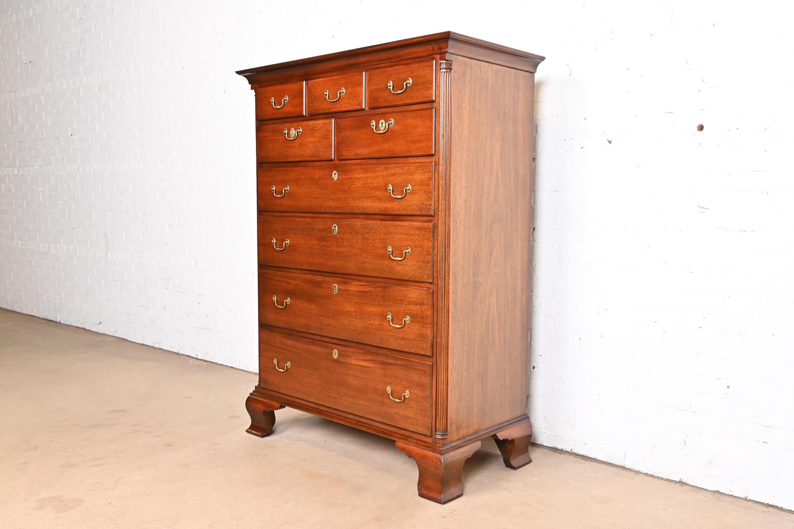 Kindel Furniture Georgianische geschnitzte Hochkommode aus massivem Mahagoniholz im Zustand „Gut“ im Angebot in South Bend, IN
